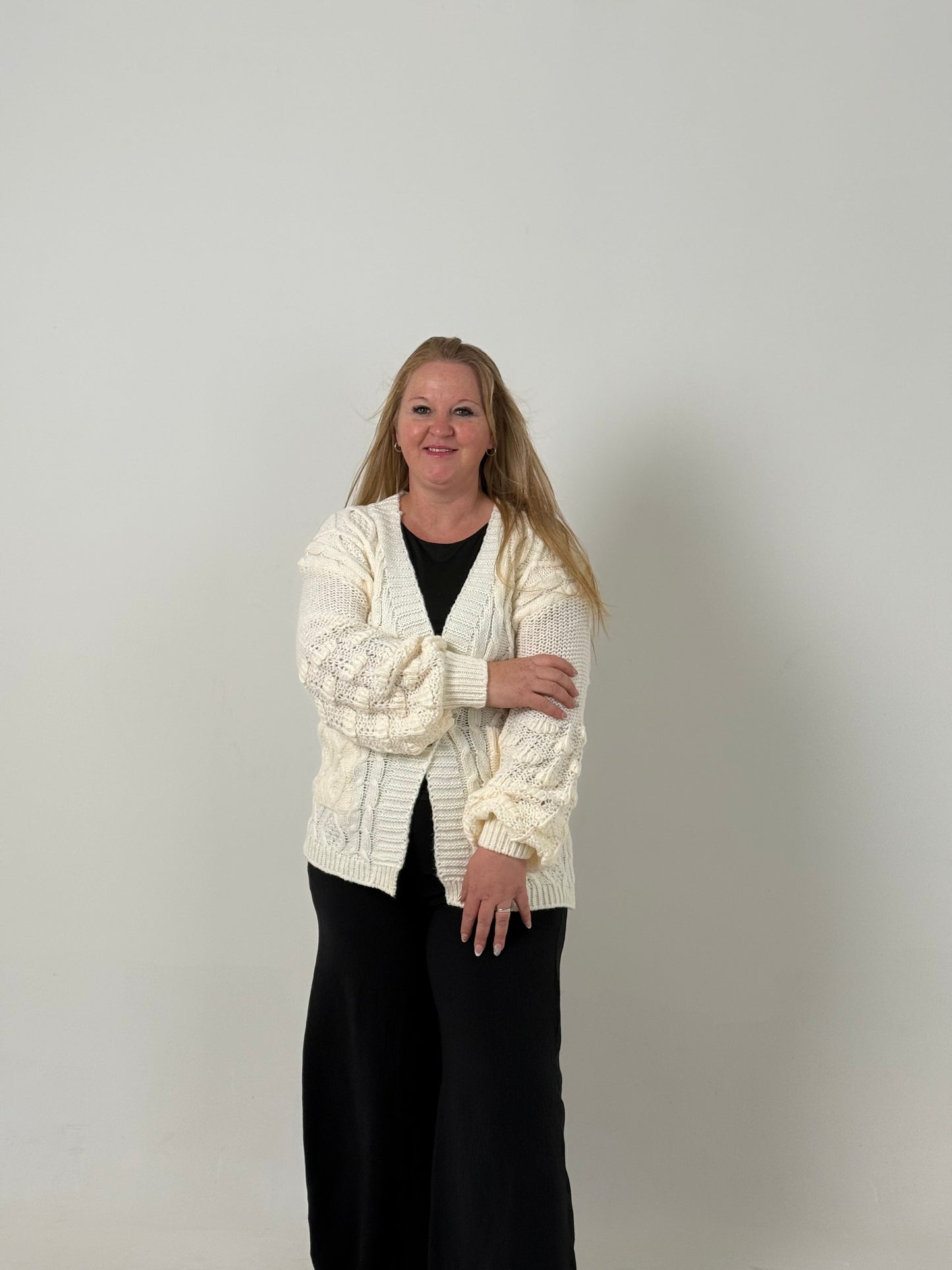 Cardigan Tejido Beige con Bolsillos – Abrigo Elegante y Cómodo
