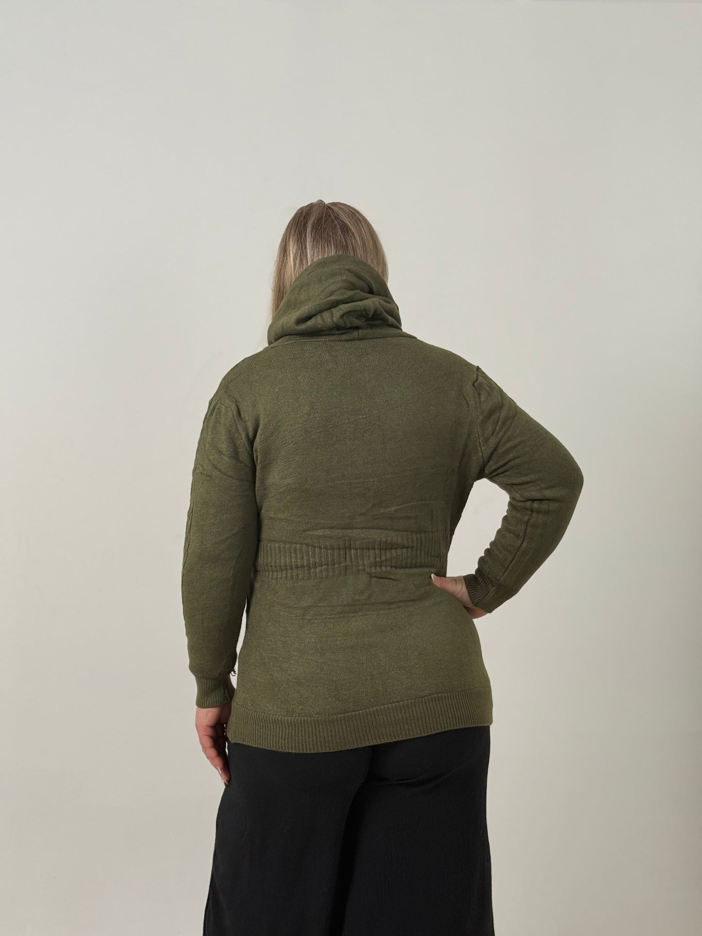 Campera Tejida Verde Oscuro con Cierre y Capucha – Cómoda y Abrigada