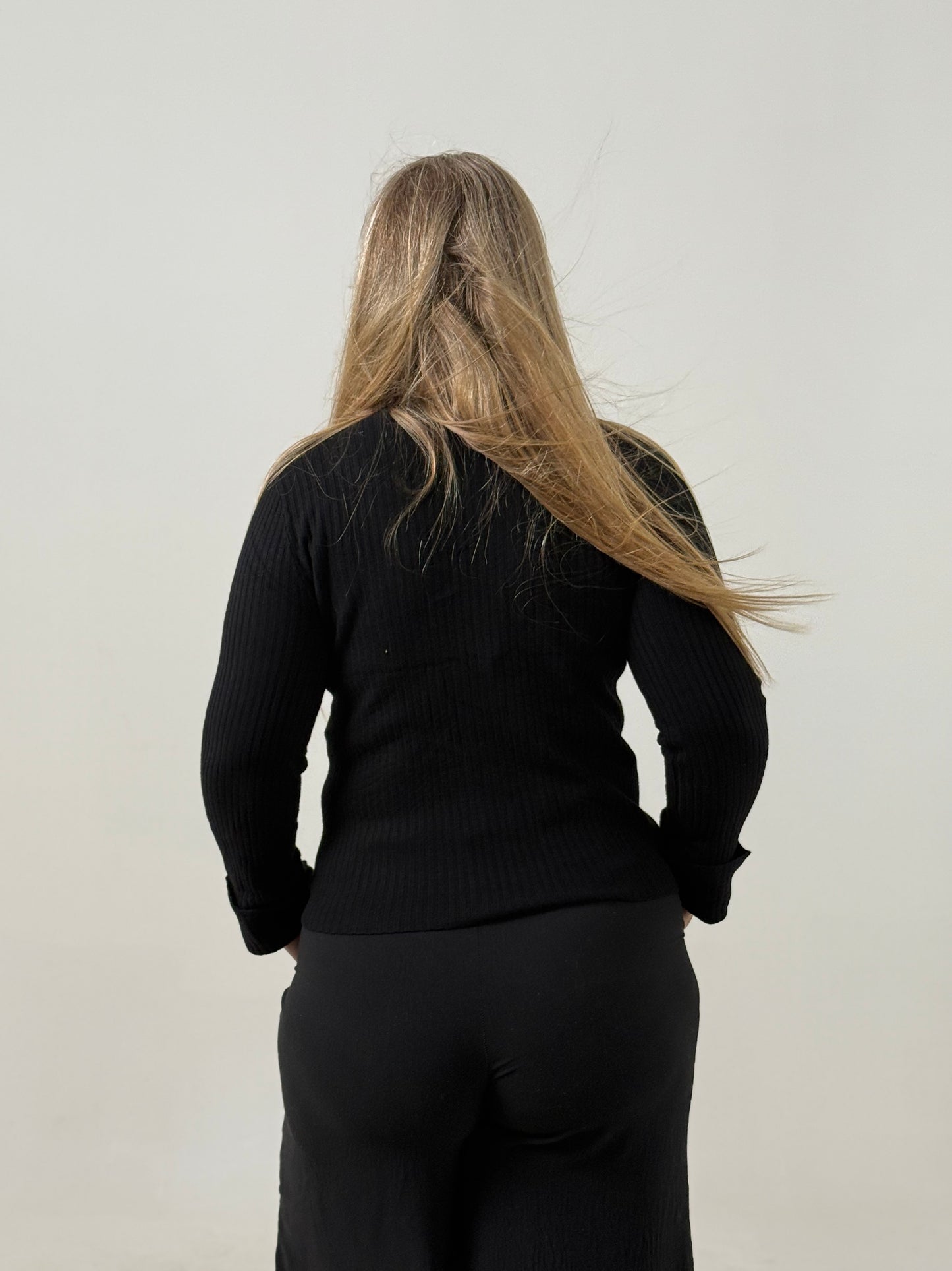 Sweater Tejido Morley en Tono Negro – Básico Elegante y Versátil