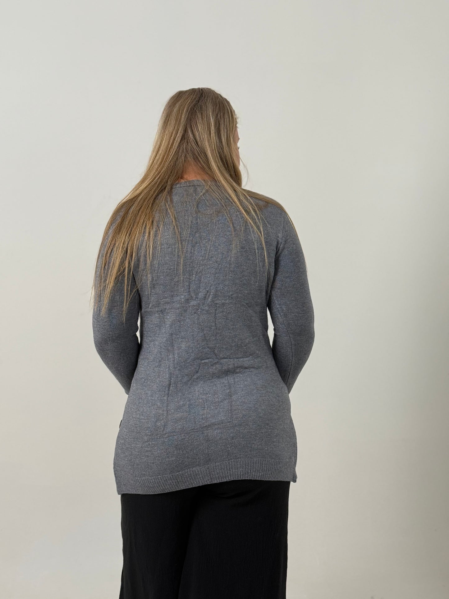 Cardigan Tejido Gris Clásico con Bolsillos – Elegancia y Confort
