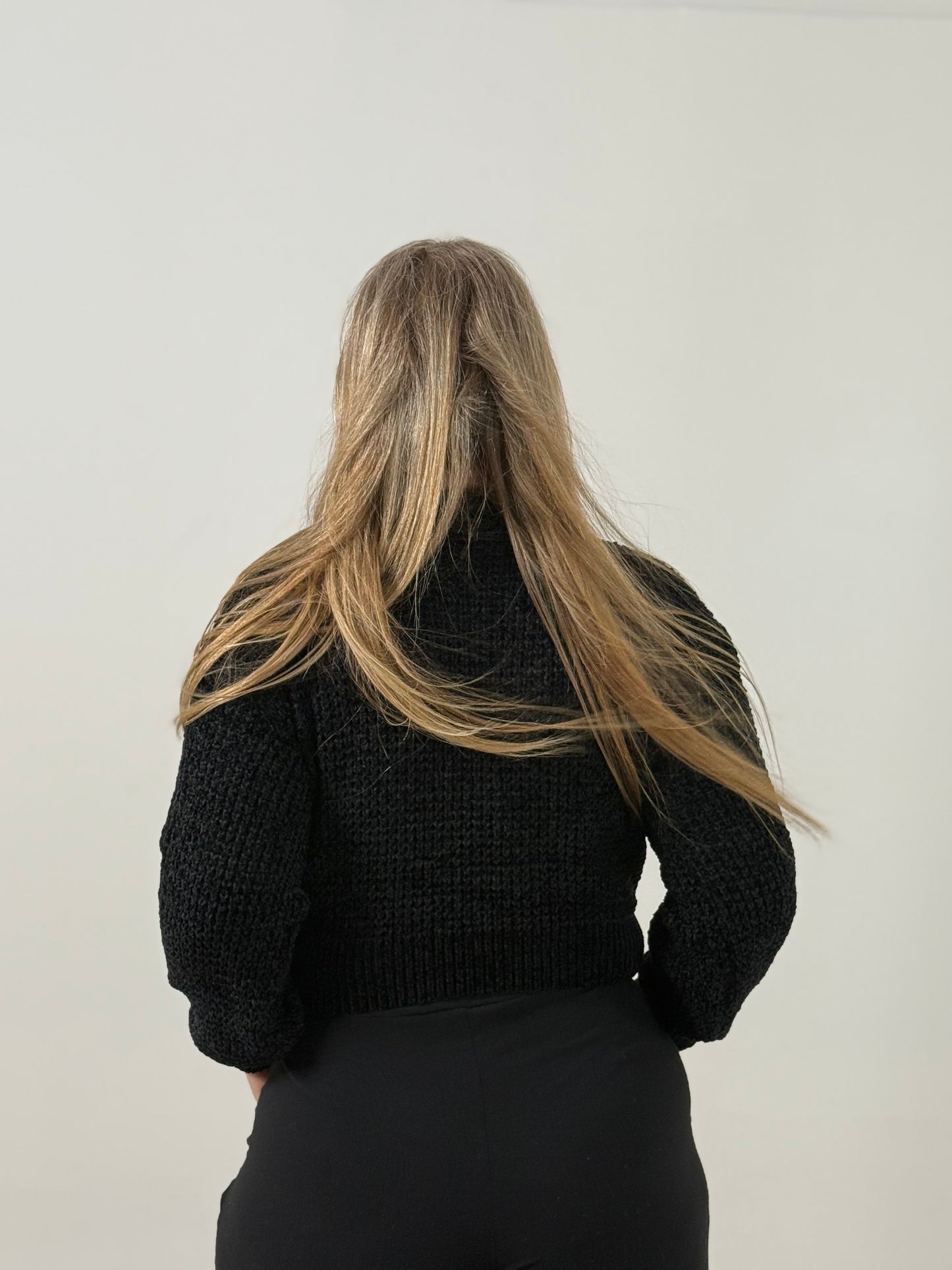 Sweater Tejido Cuello Alto en Tono Negro – Elegante y Súper Abrigado