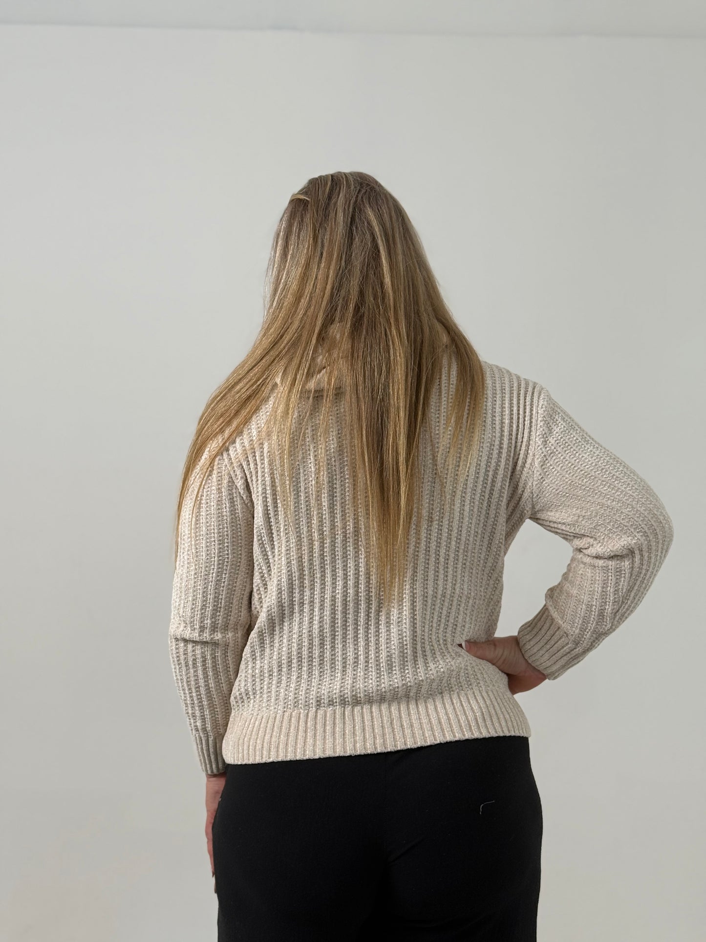 Campera Tejida con Capucha en Tono Natural – Abrigada y Versátil