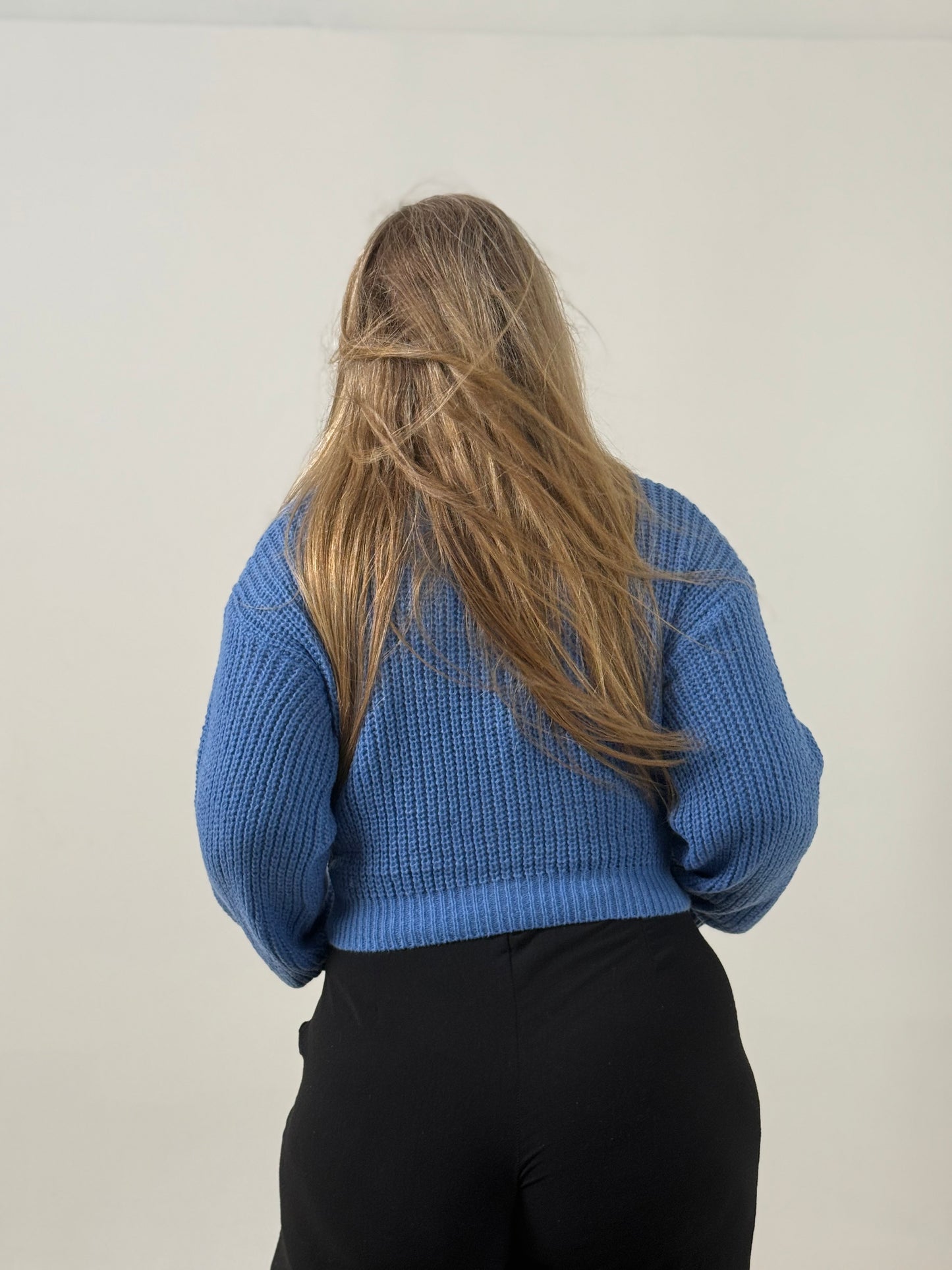 Cardigan Crop Tejido con Botones – Moderno y Súper Canchero
