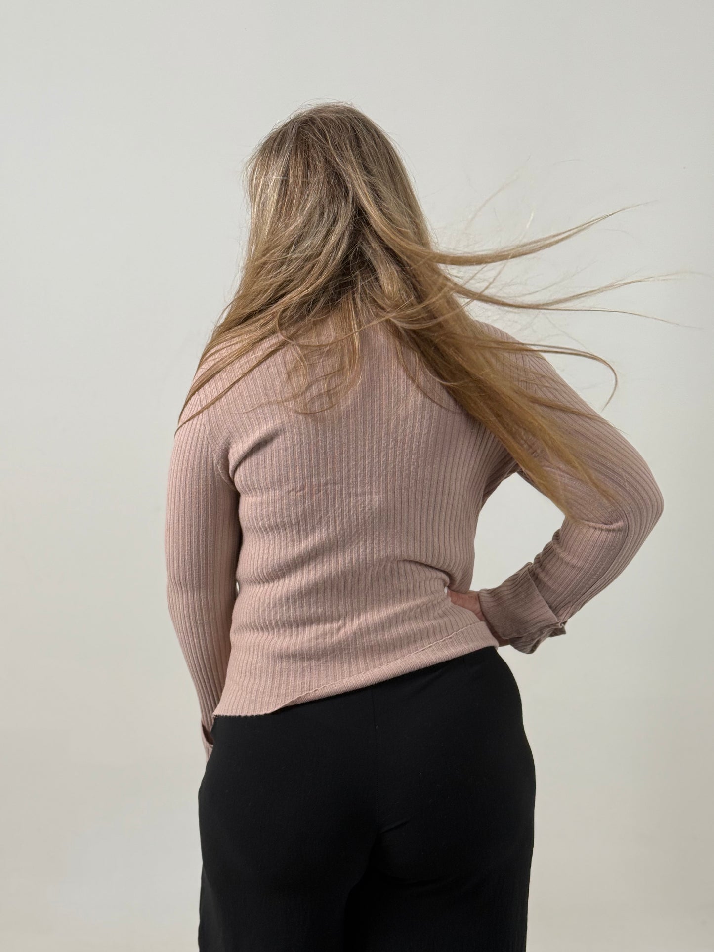 Sweater Tejido Morley en Tono Beige– Básico Elegante y Versátil