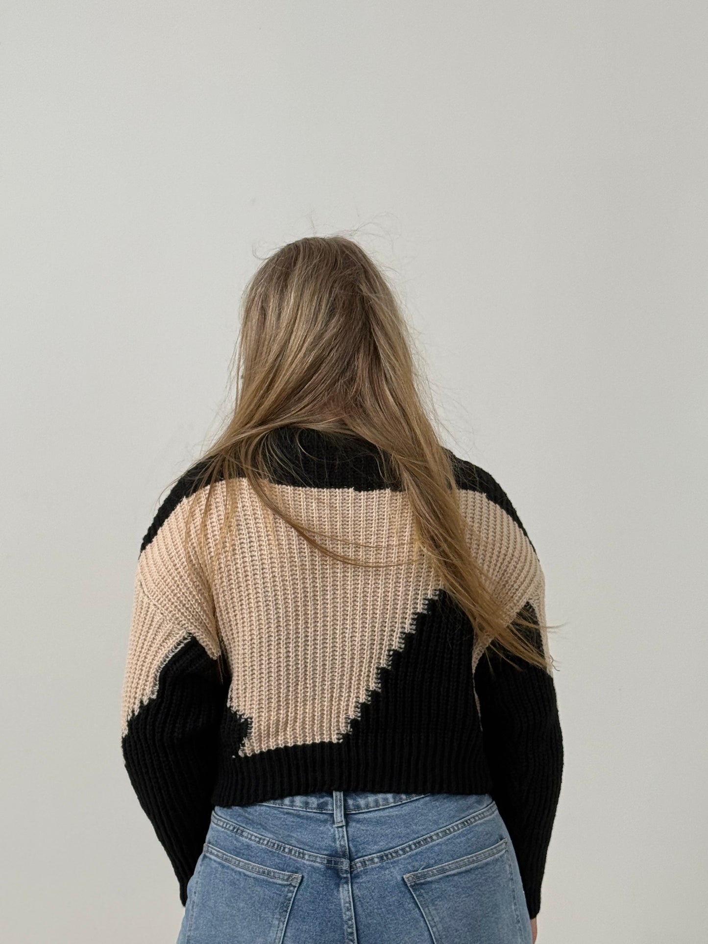 Sweater Crop Tejido Bicolor – Moderno y Súper Canchero