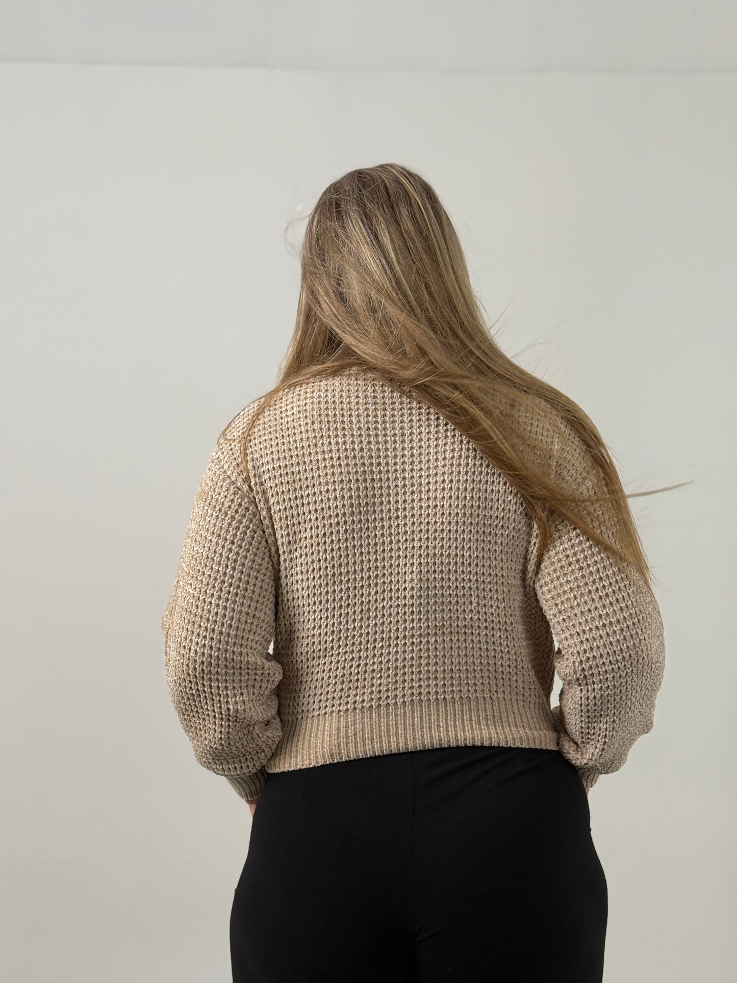 Sweater Tejido Cuello Alto en Tono Beige – Elegante y Súper Abrigado