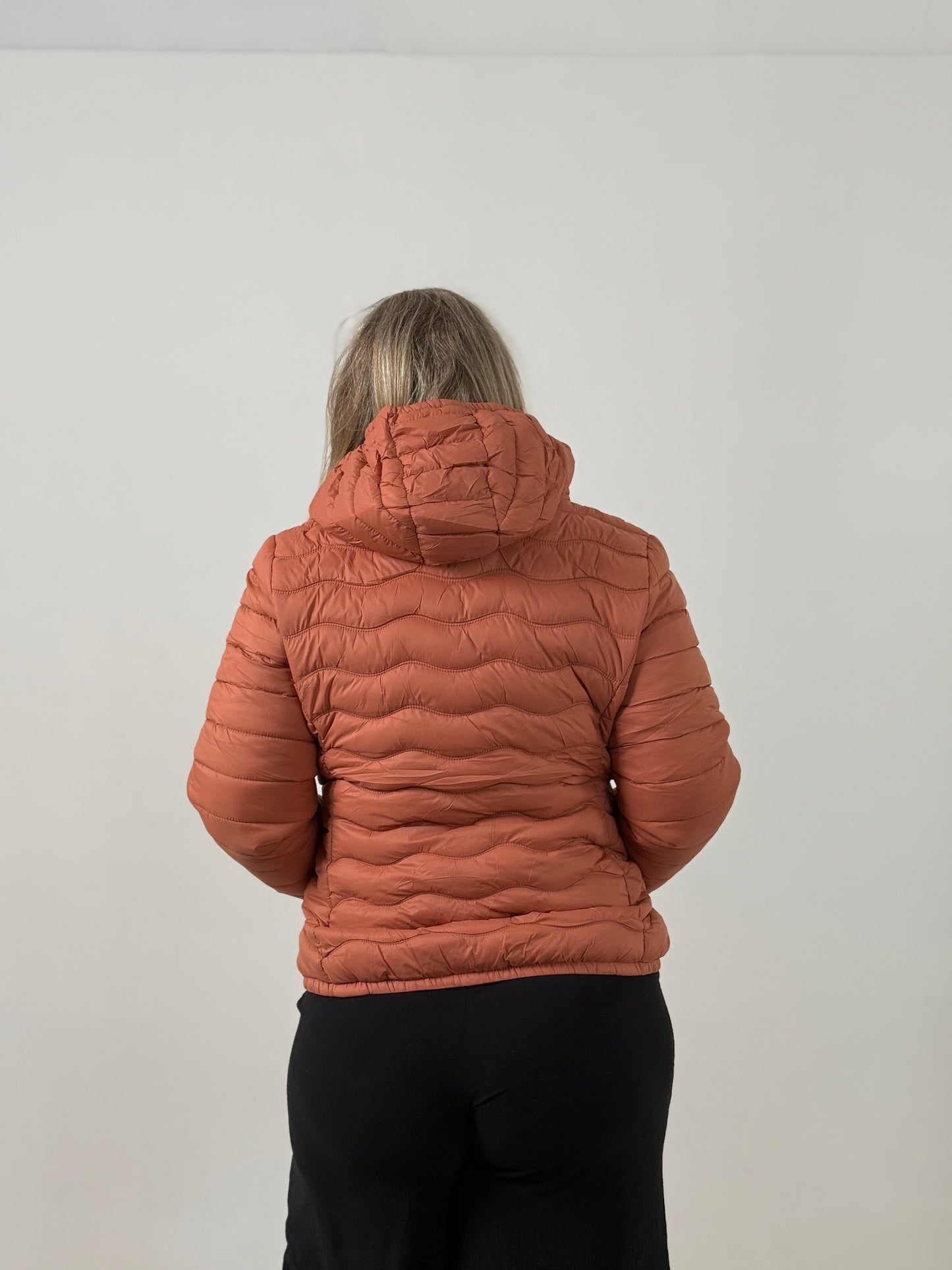 Campera Puffer con Capucha – Súper Abrigada y Liviana
