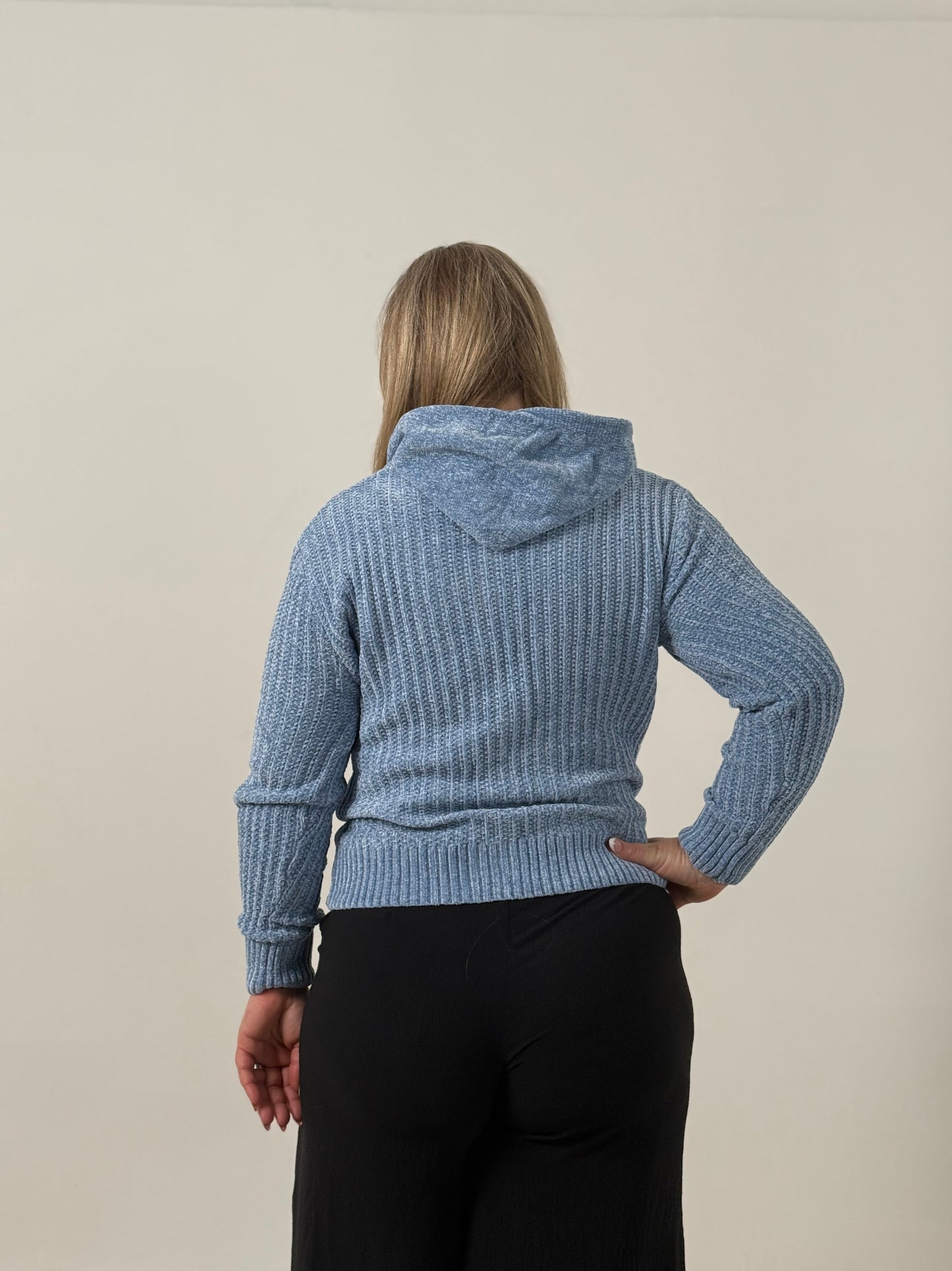 Campera Tejida con Capucha en Tono Celeste – Abrigada y Versátil