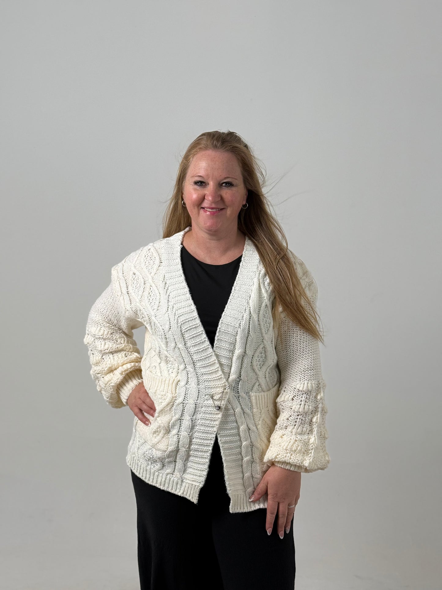 Cardigan Tejido Beige con Bolsillos – Abrigo Elegante y Cómodo