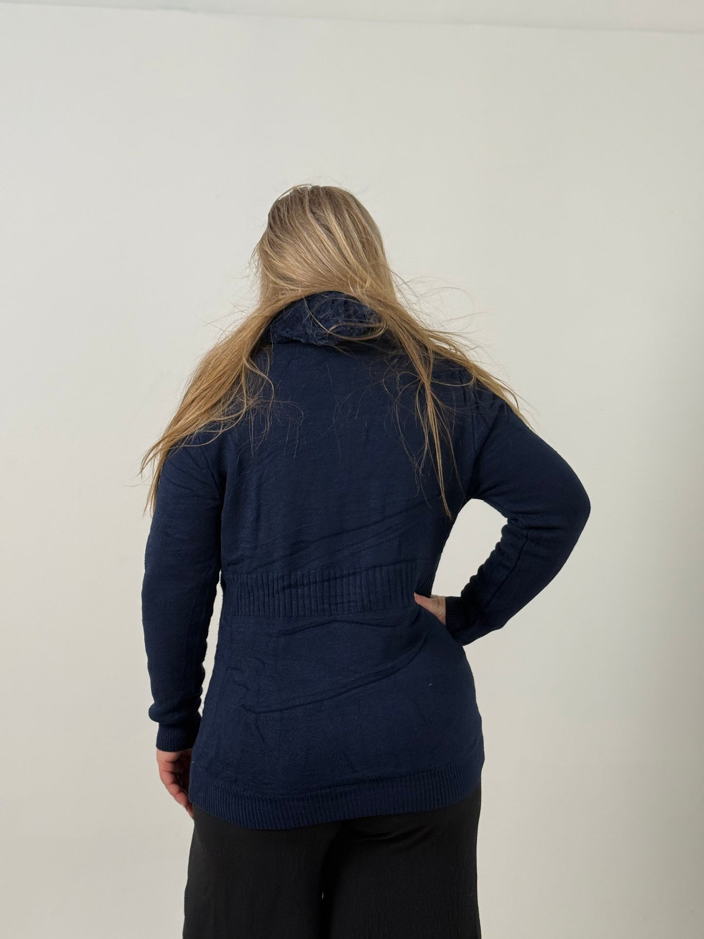 Campera Tejida Azul Marino con Cierre y Capucha – Cómoda y Abrigada