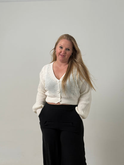 Cardigan Crop Tejido con Botones – Moderno y Súper Canchero