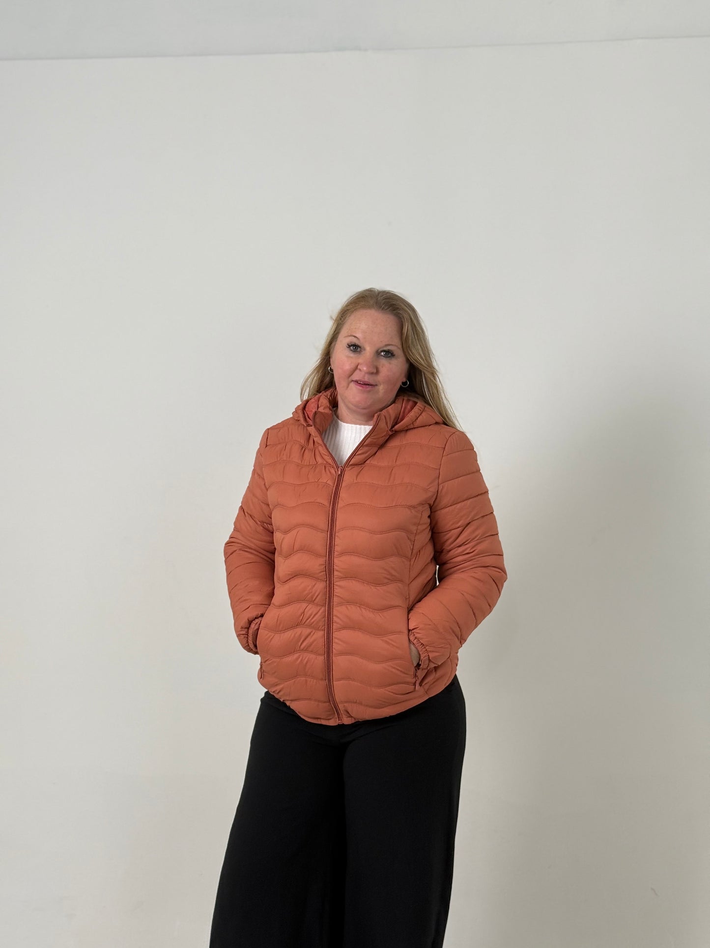 Campera Puffer con Capucha – Súper Abrigada y Liviana