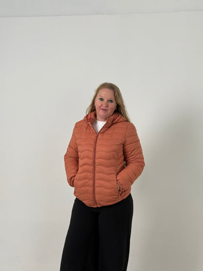 Campera Puffer con Capucha – Súper Abrigada y Liviana