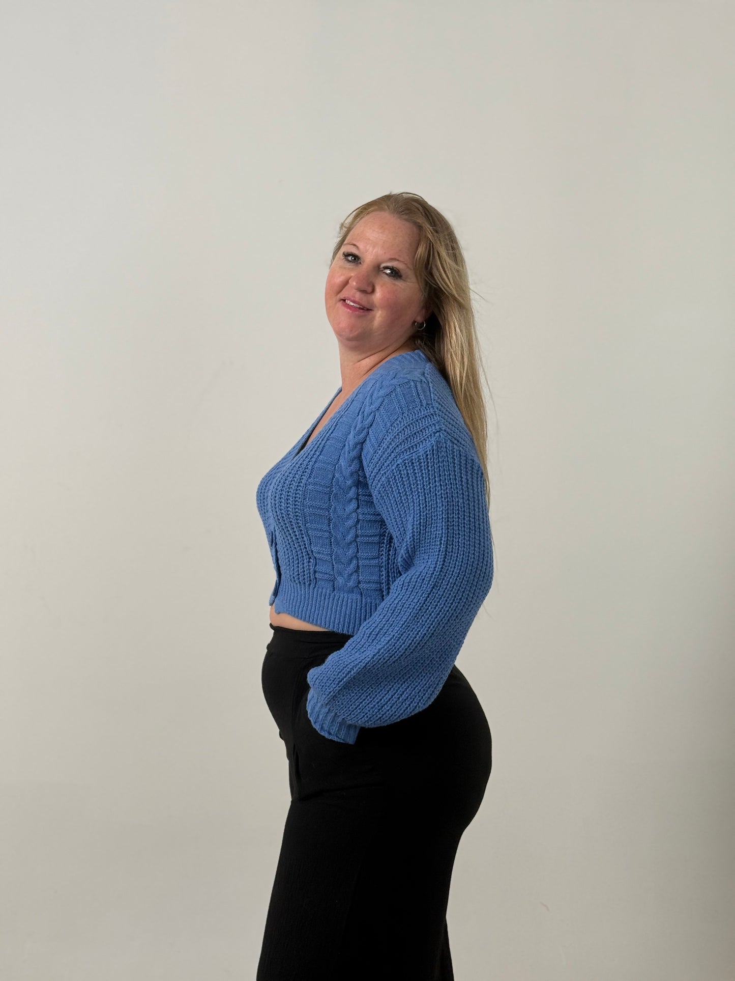 Cardigan Crop Tejido con Botones – Moderno y Súper Canchero