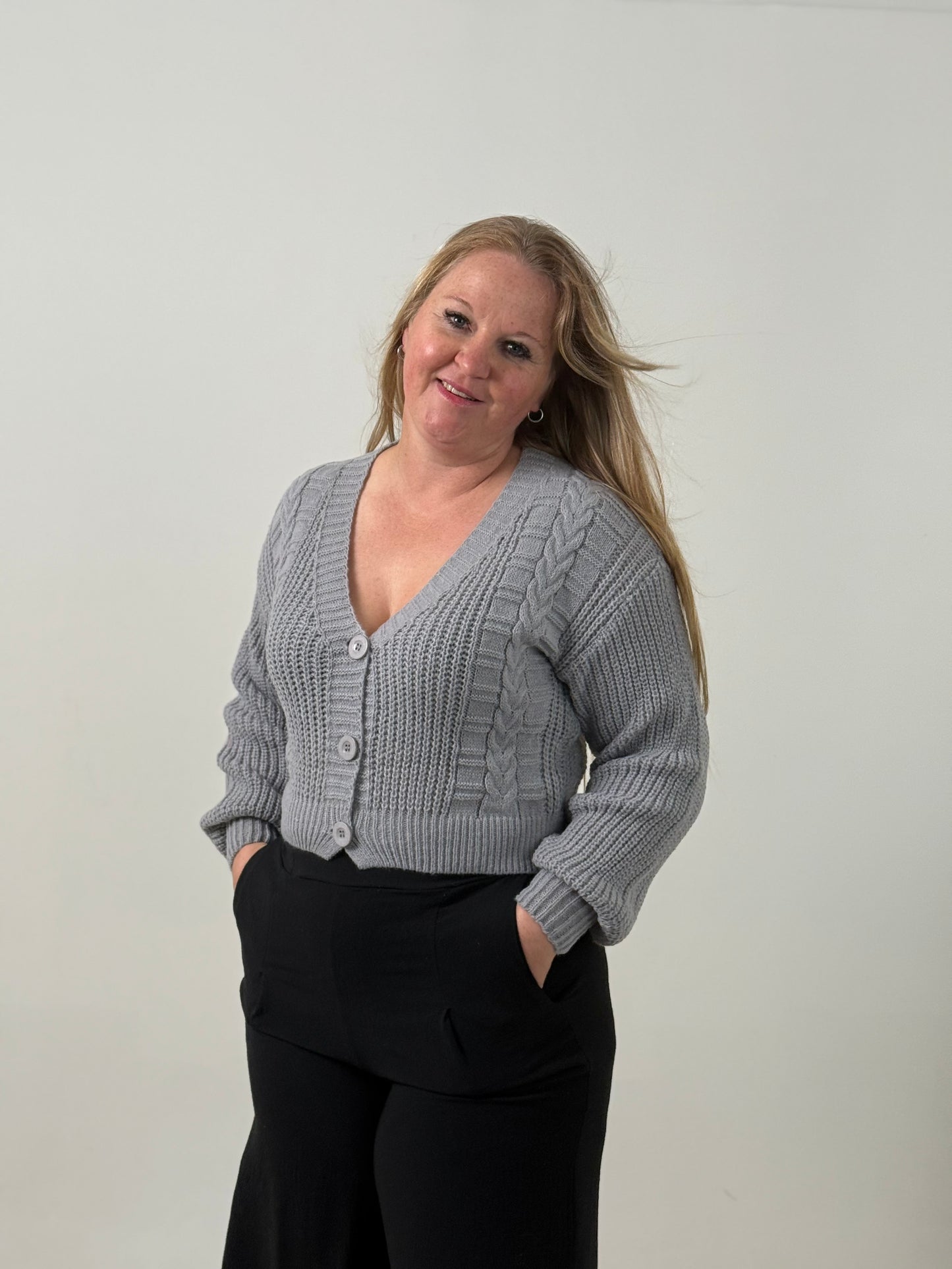 Cardigan Crop Tejido con Botones – Moderno y Súper Canchero