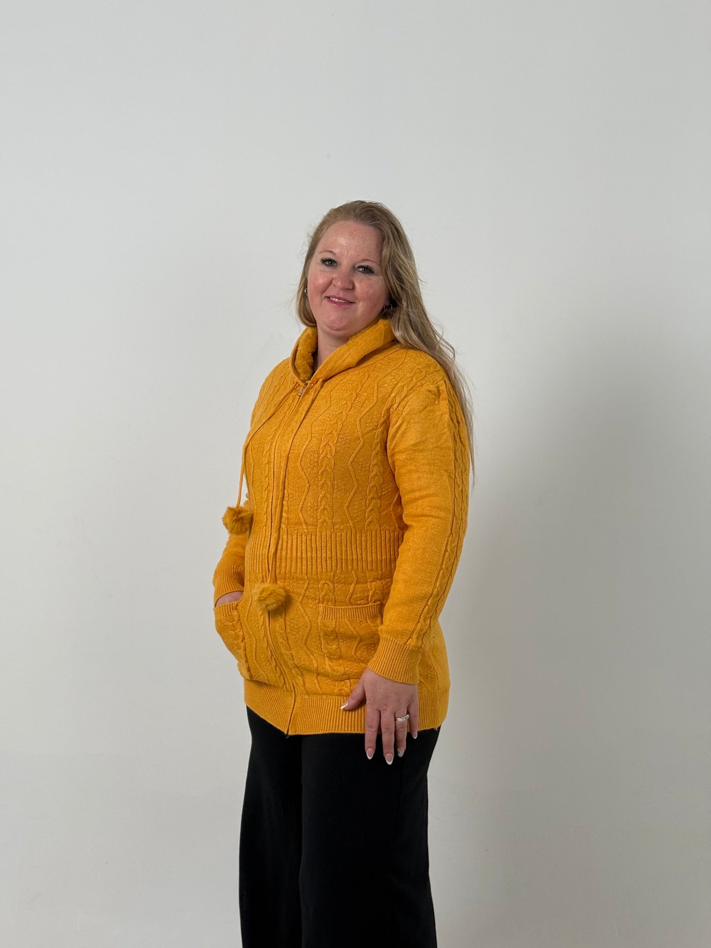 Campera Tejida Amarilla con Cierre y Capucha – Cómoda y Abrigada