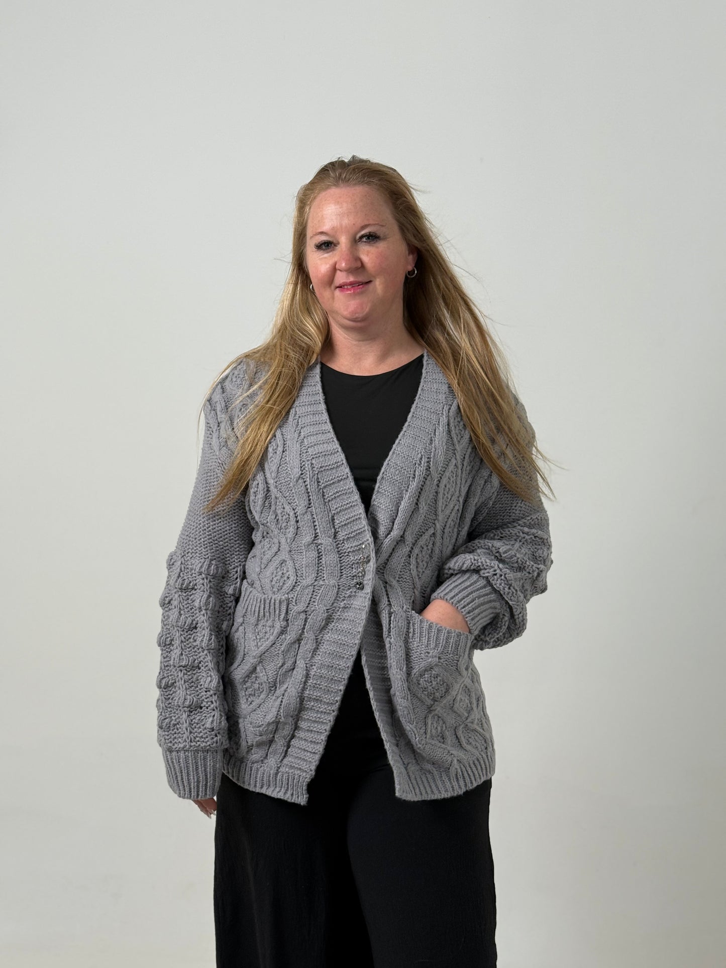 Cardigan Tejido Gris con Bolsillos – Abrigo Elegante y Cómodo