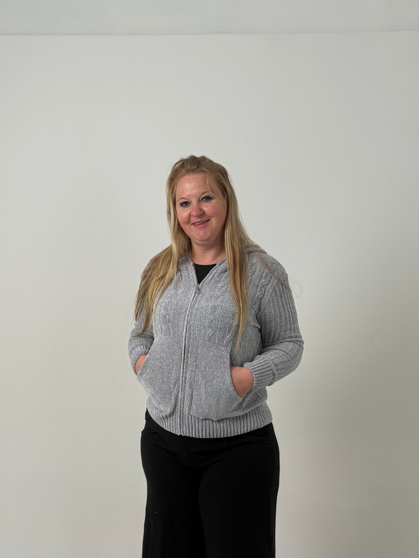 Campera Tejida con Capucha en Tono Gris – Abrigada y Versátil
