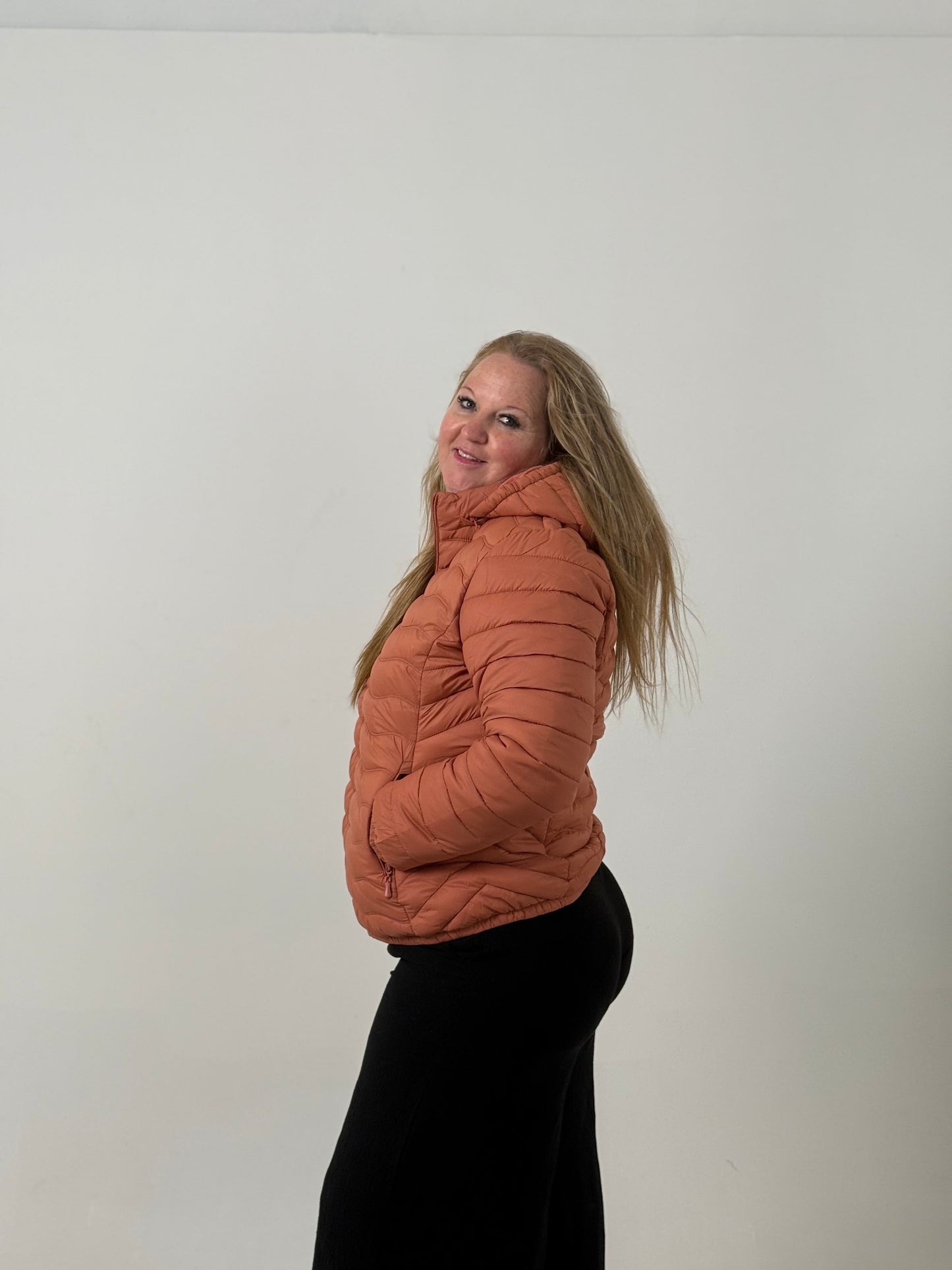 Campera Puffer con Capucha – Súper Abrigada y Liviana