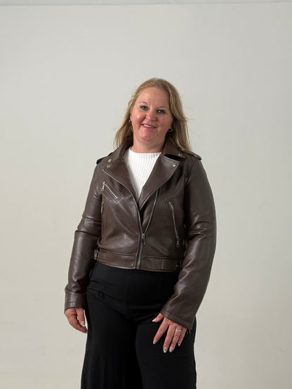 Campera Biker de Cuero Sintético Marrón – Moderna y Súper Canchera