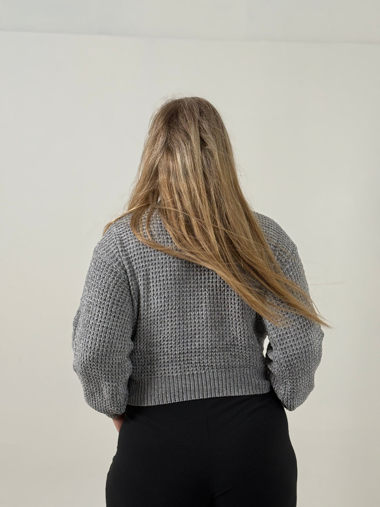 Sweater Tejido Cuello Alto en Tono Gris – Elegante y Súper Abrigado