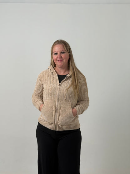 Campera Tejida con Capucha en Tono Beige – Abrigada y Versátil