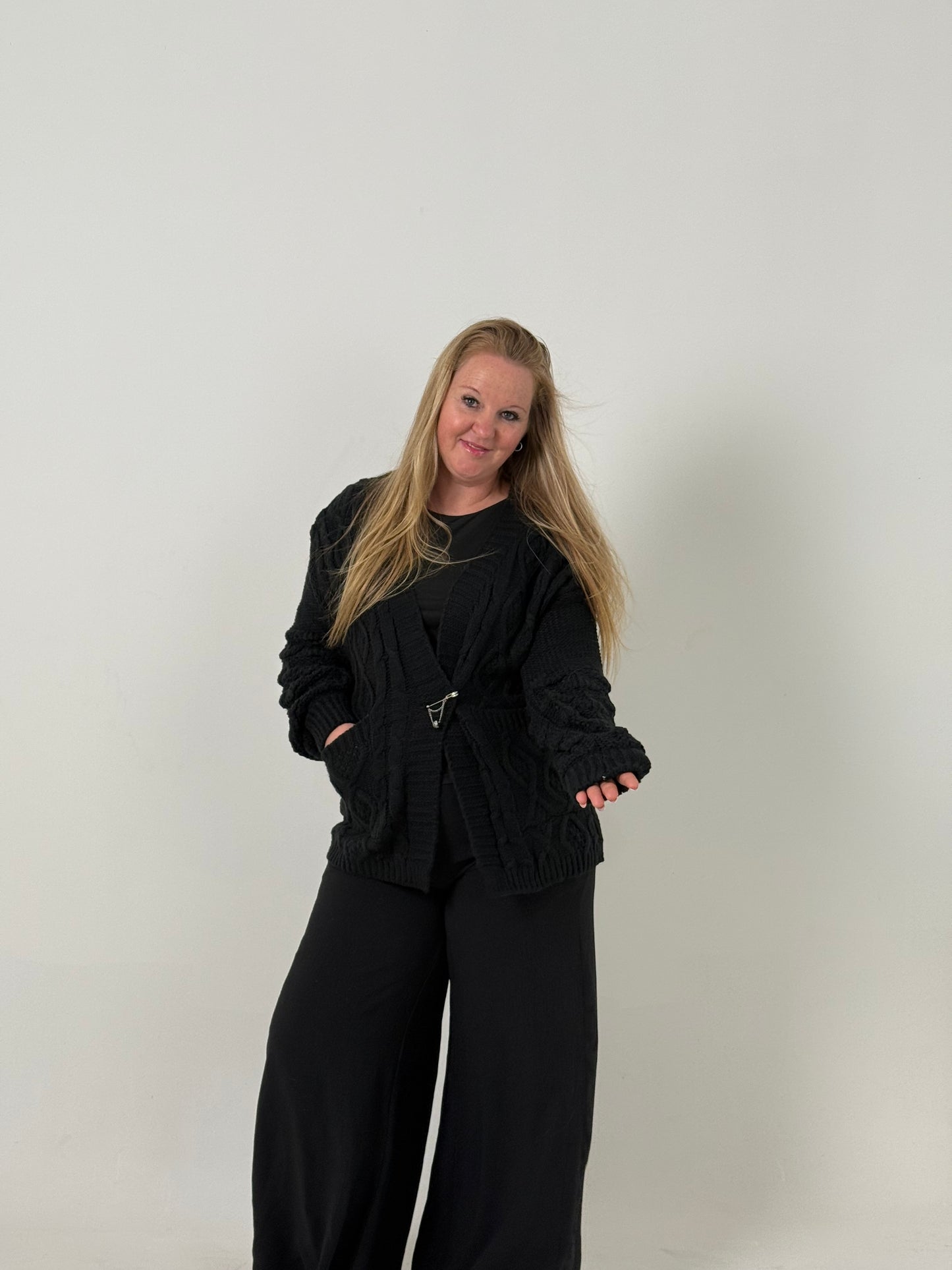 Cardigan Tejido Negro con Bolsillos – Abrigo Elegante y Cómodo