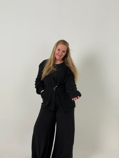Cardigan Tejido Negro con Bolsillos – Abrigo Elegante y Cómodo