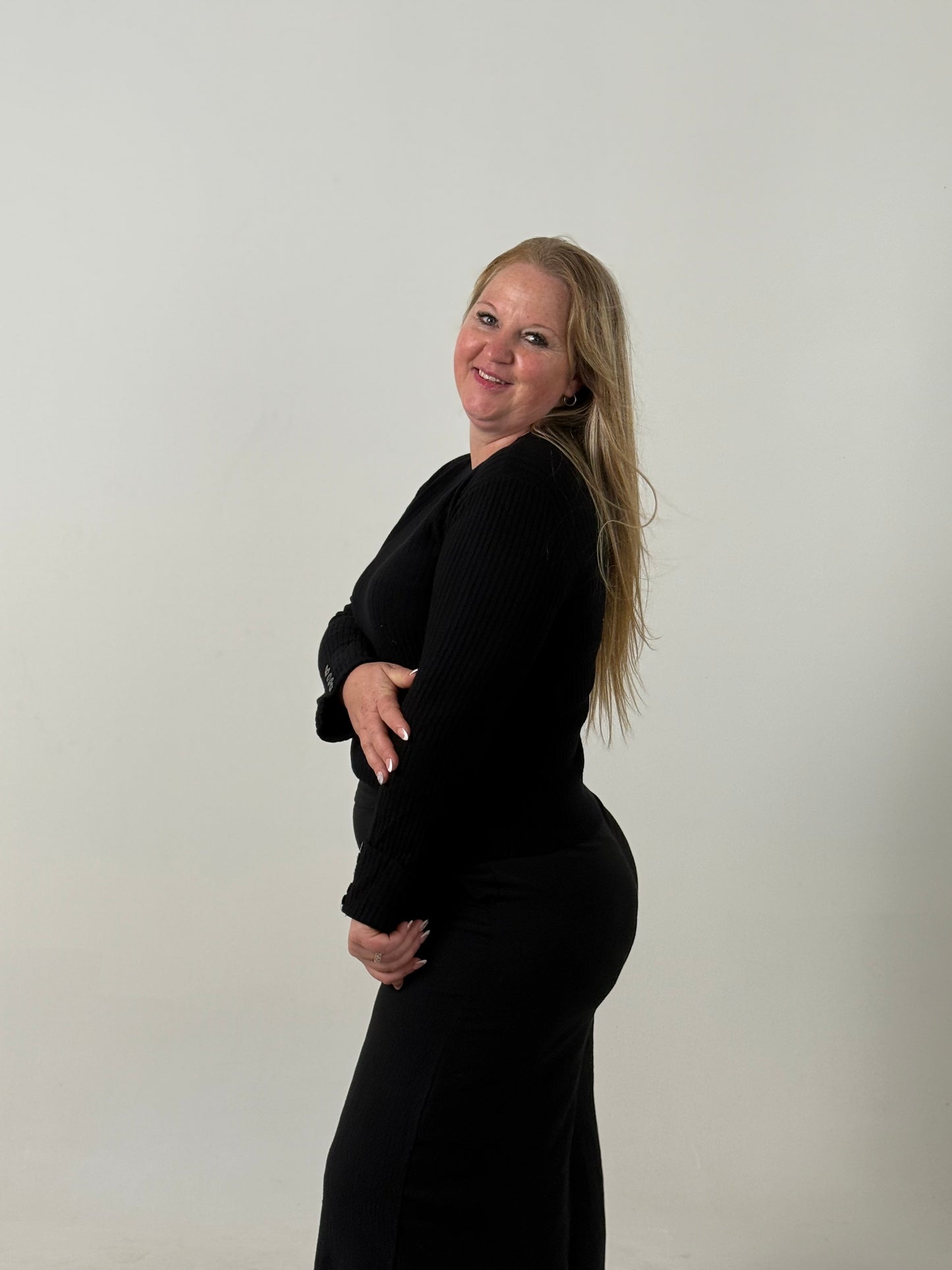 Sweater Tejido Morley en Tono Negro – Básico Elegante y Versátil