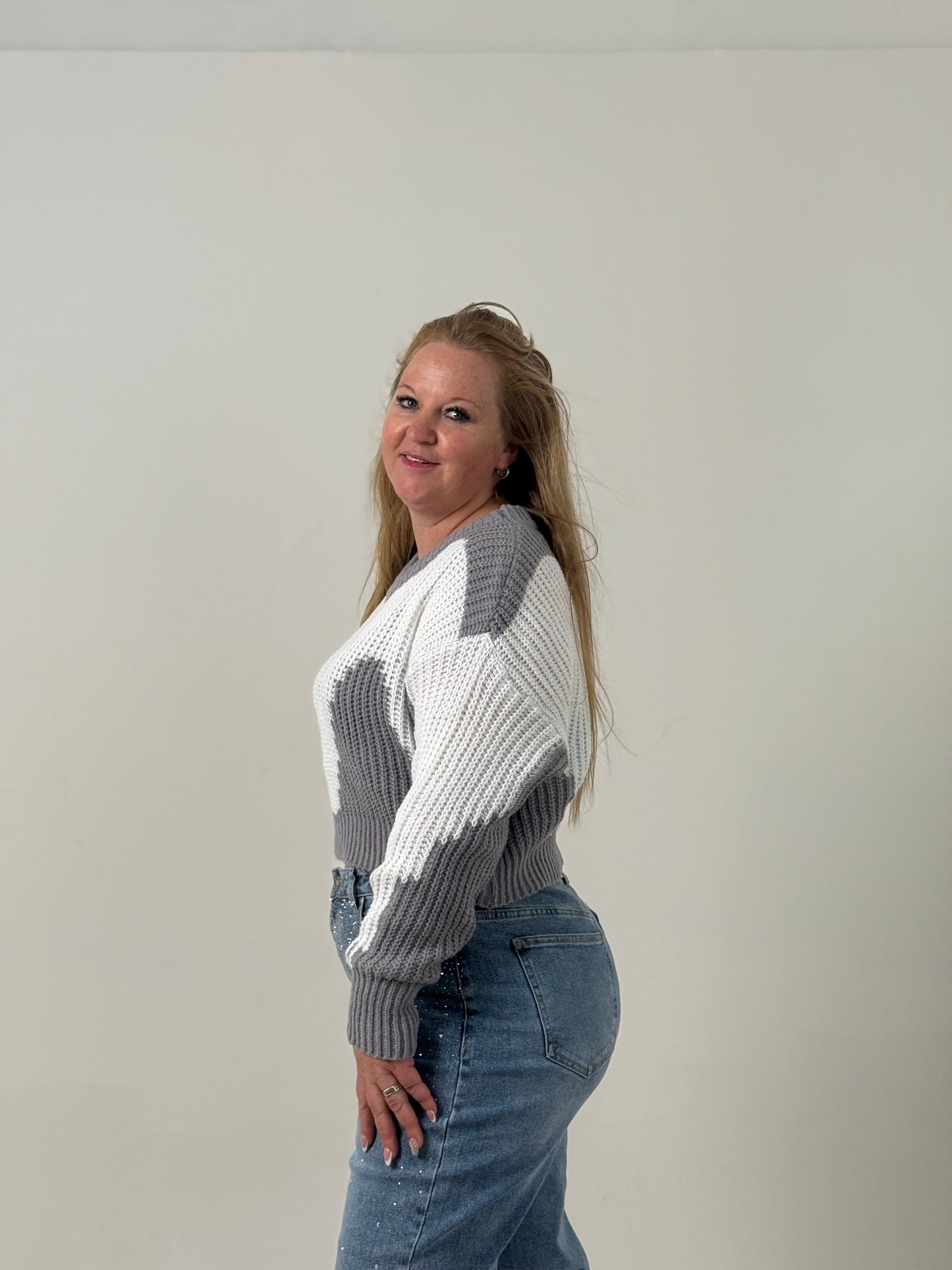 Sweater Crop Tejido Bicolor – Moderno y Súper Canchero