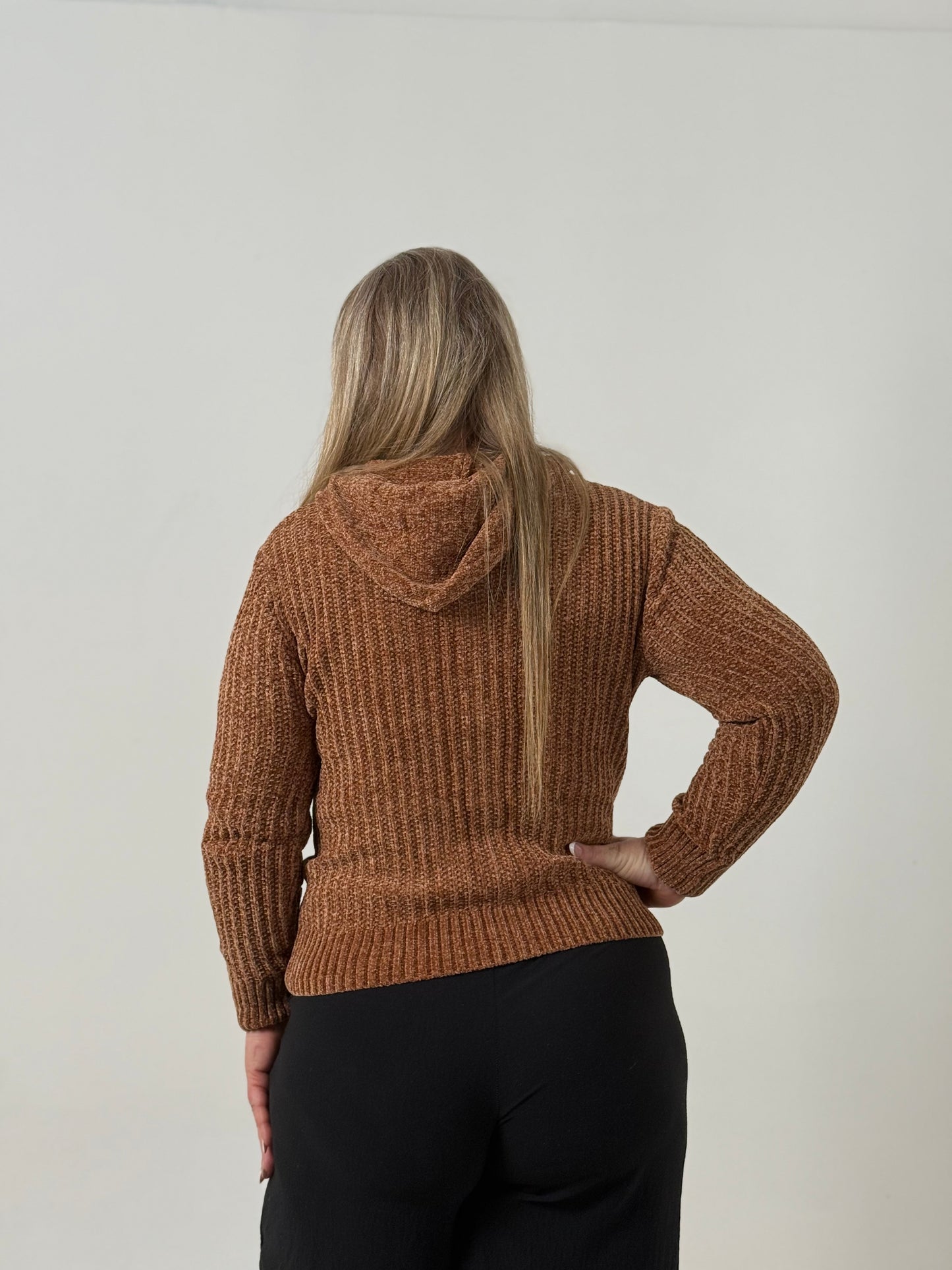 Campera Tejida con Capucha en Tono Marron – Abrigada y Versátil