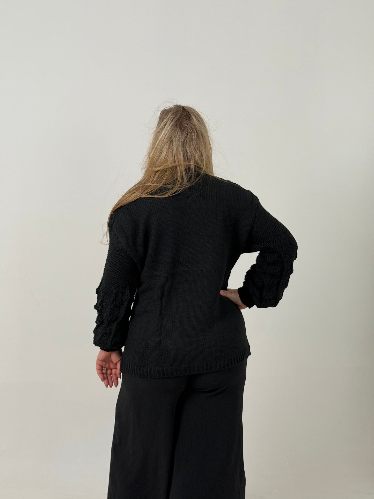 Cardigan Tejido Negro con Bolsillos – Abrigo Elegante y Cómodo