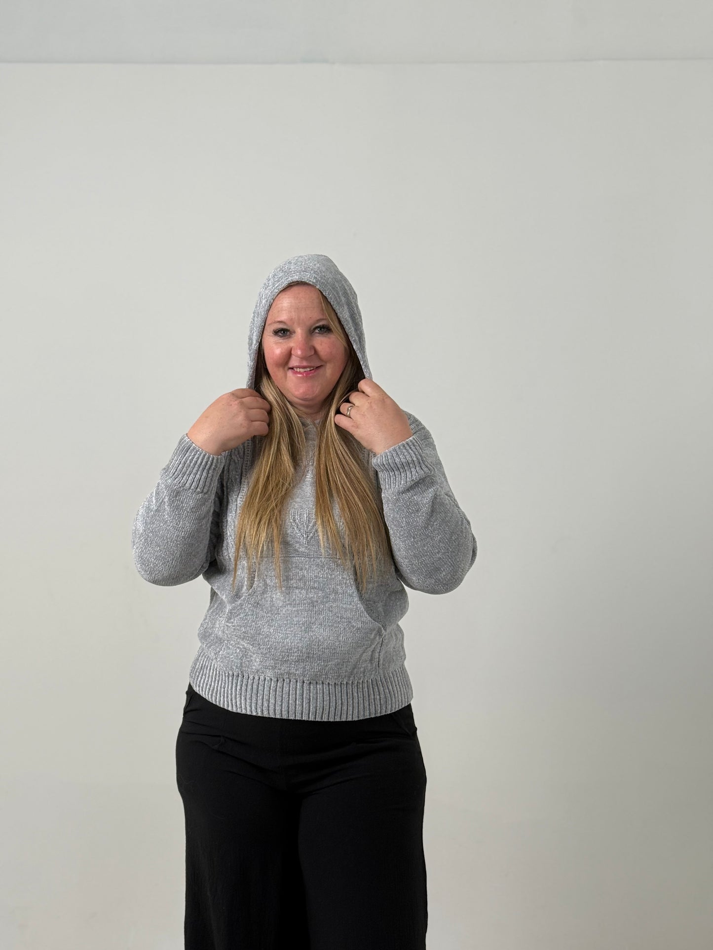 Buzo Tejido con Capucha Gris – Abrigado y Súper Cómodo