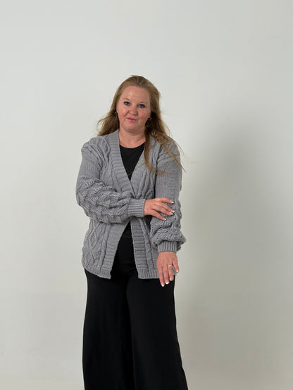 Cardigan Tejido Gris con Bolsillos – Abrigo Elegante y Cómodo