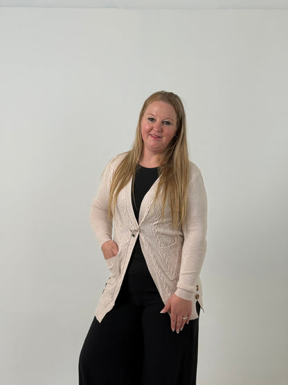 Cardigan Tejido Beige Clásico con Bolsillos – Elegancia y Confort