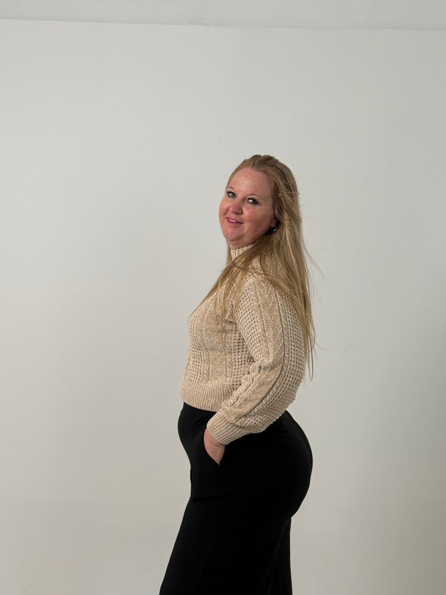 Sweater Tejido Cuello Alto en Tono Beige – Elegante y Súper Abrigado