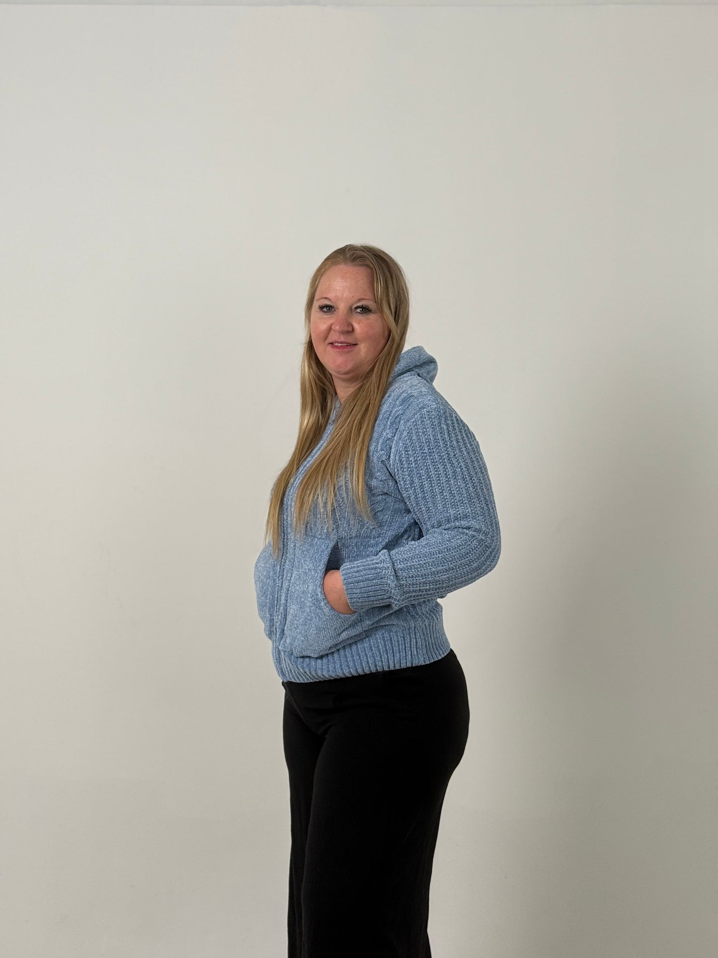 Campera Tejida con Capucha en Tono Celeste – Abrigada y Versátil