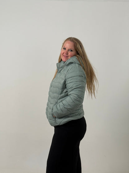 Campera Puffer con Capucha – Súper Abrigada y Liviana
