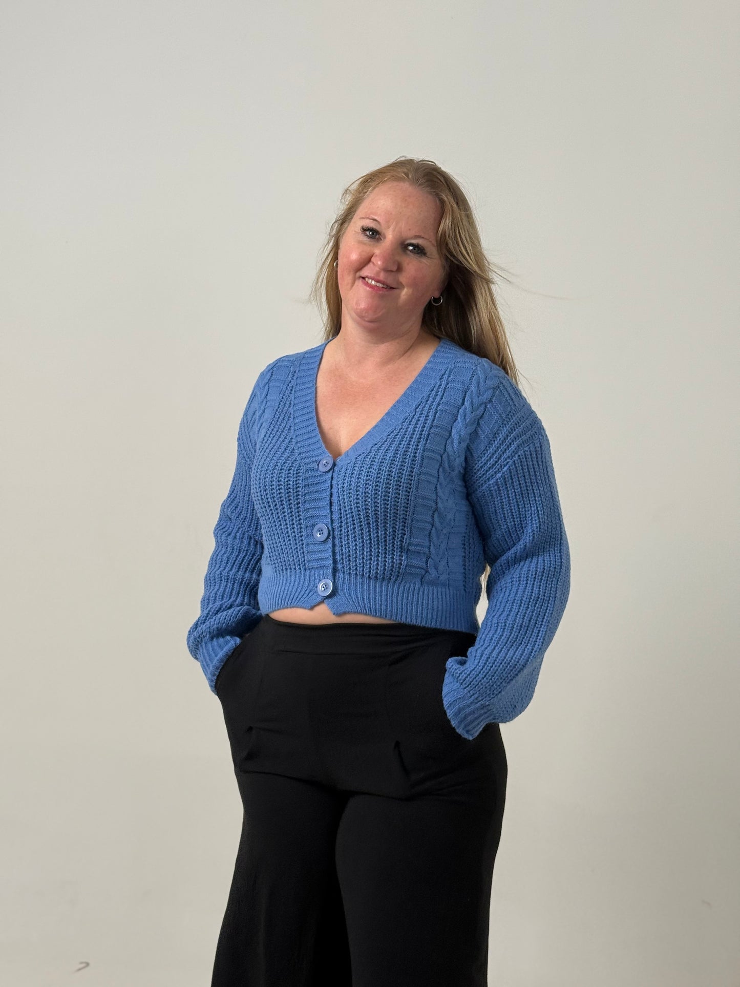 Cardigan Crop Tejido con Botones – Moderno y Súper Canchero