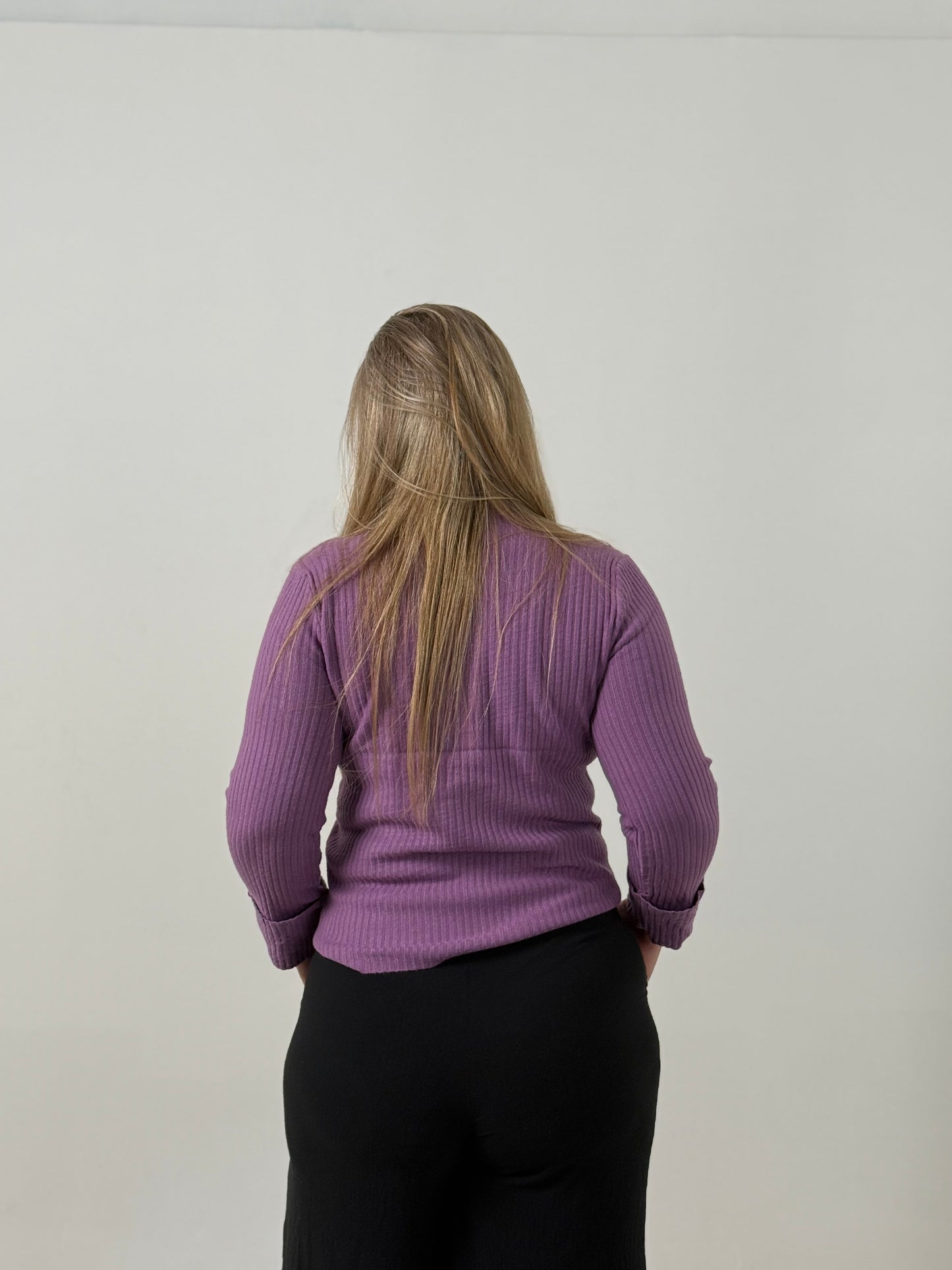 Sweater Tejido Morley en Tono Violeta – Básico Elegante y Versátil