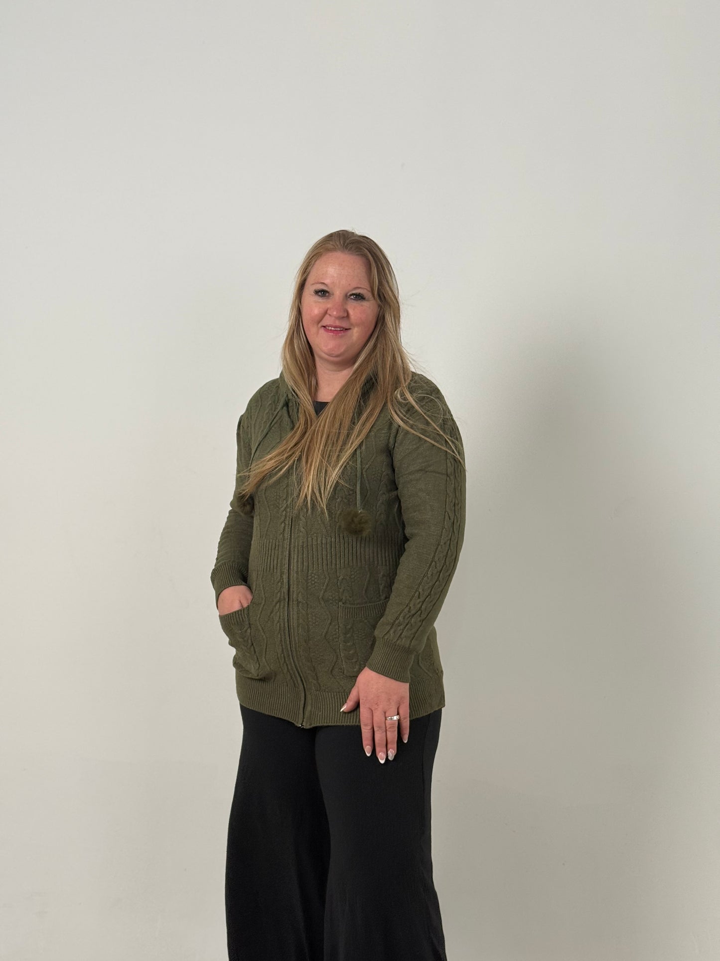 Campera Tejida Verde Oscuro con Cierre y Capucha – Cómoda y Abrigada