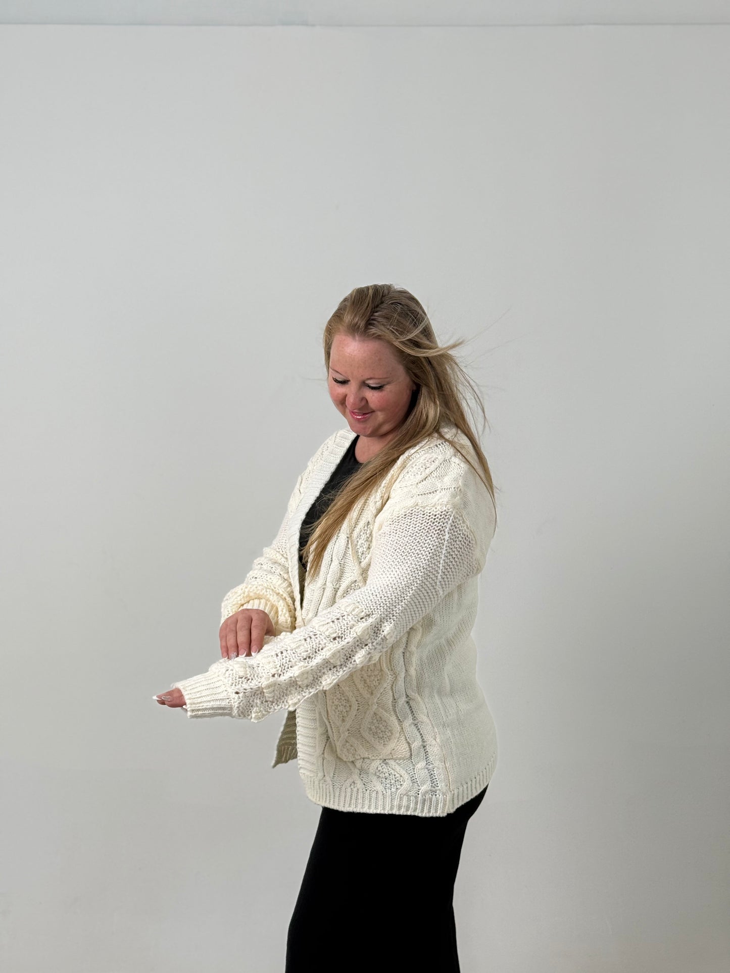 Cardigan Tejido Beige con Bolsillos – Abrigo Elegante y Cómodo