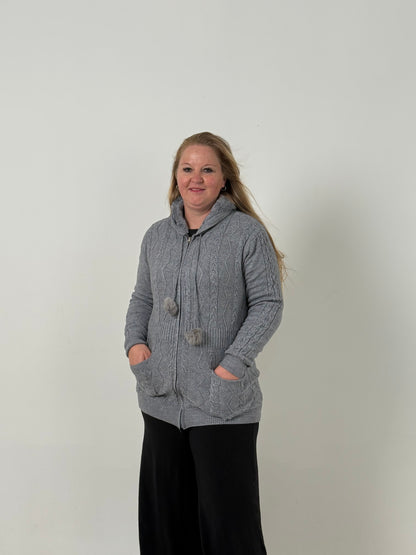 Campera Tejida Gris con Cierre y Capucha – Cómoda y Abrigada