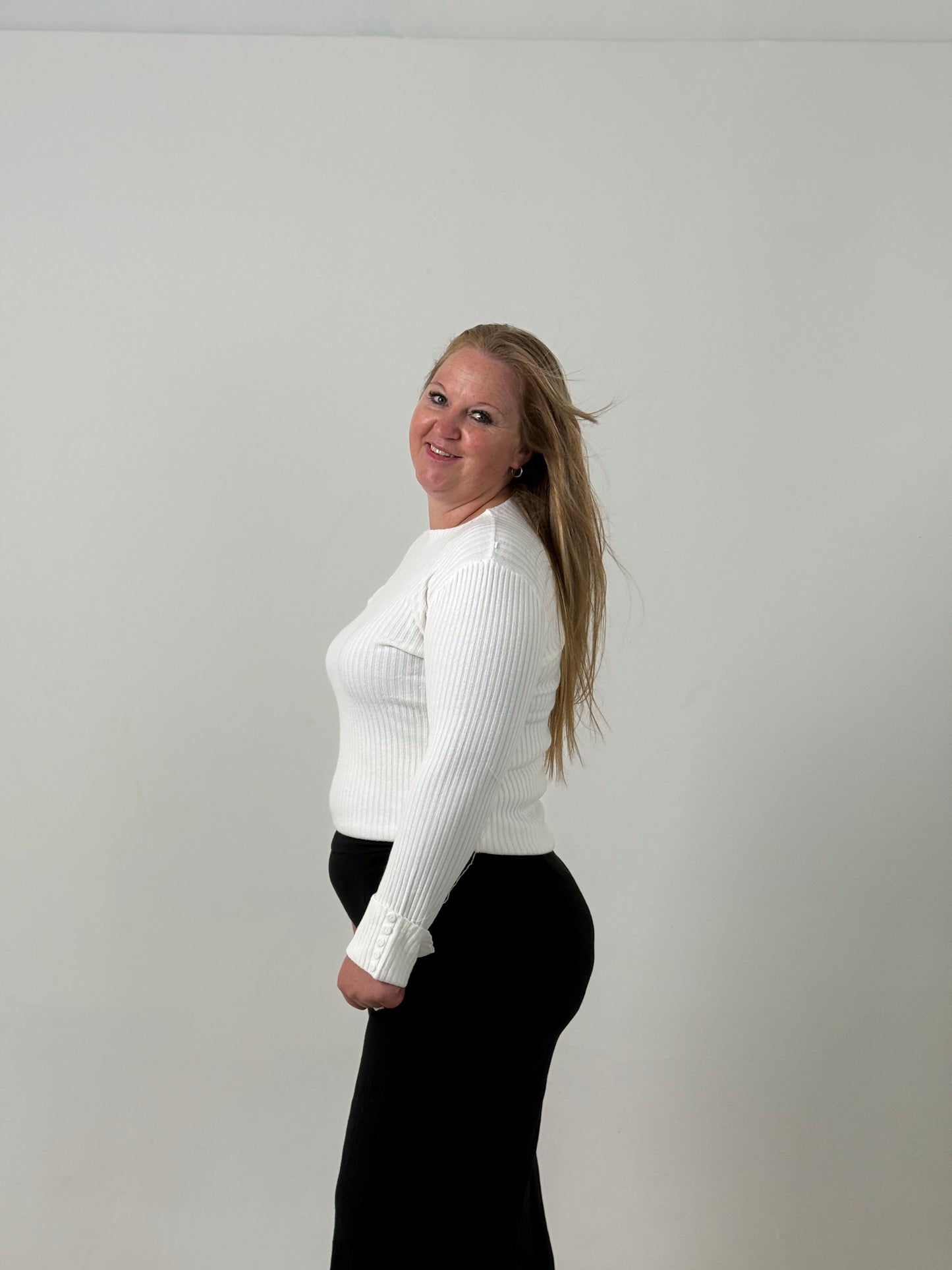 Sweater Tejido Morley en Tono Blanco– Básico Elegante y Versátil