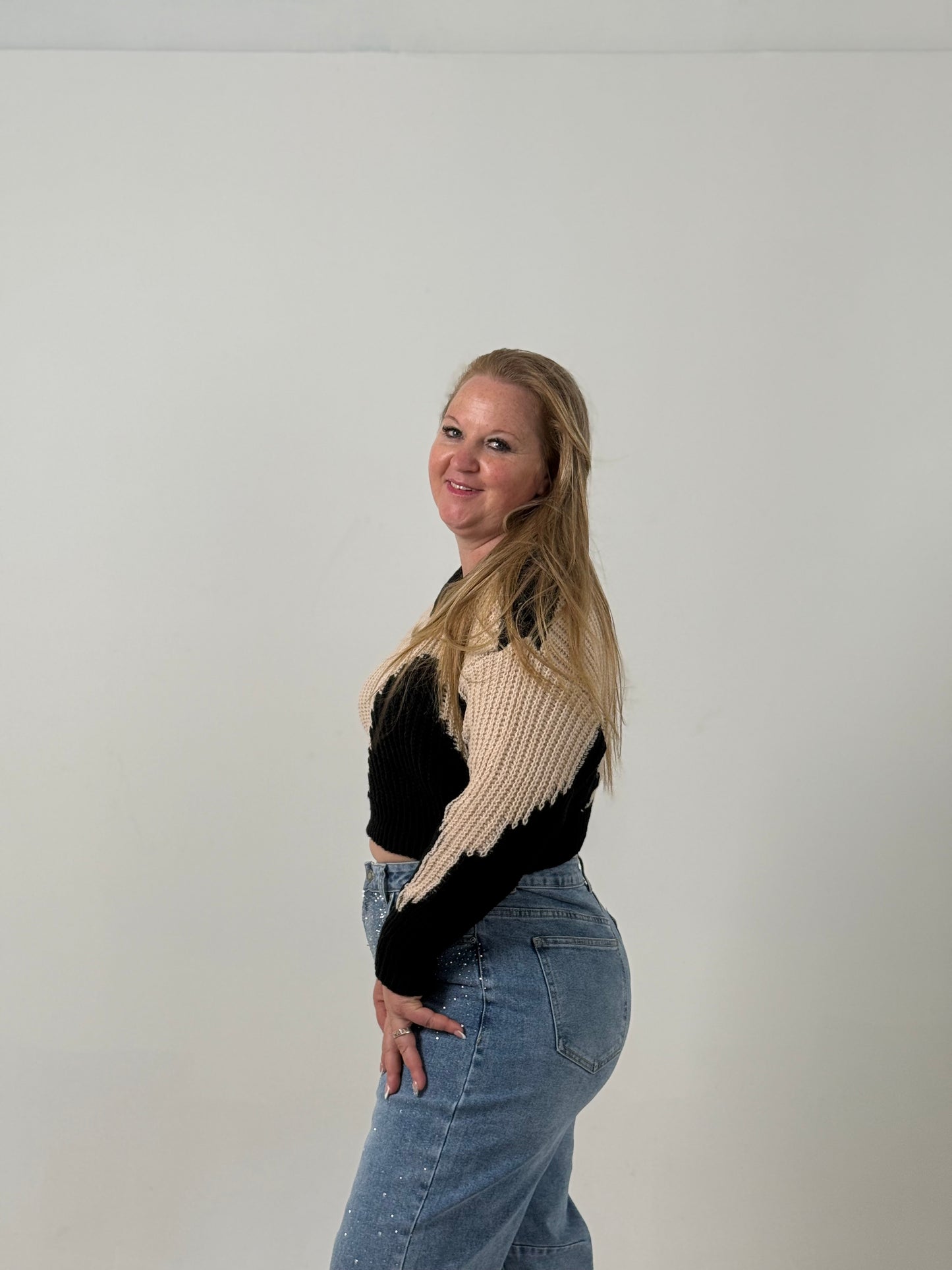 Sweater Crop Tejido Bicolor – Moderno y Súper Canchero