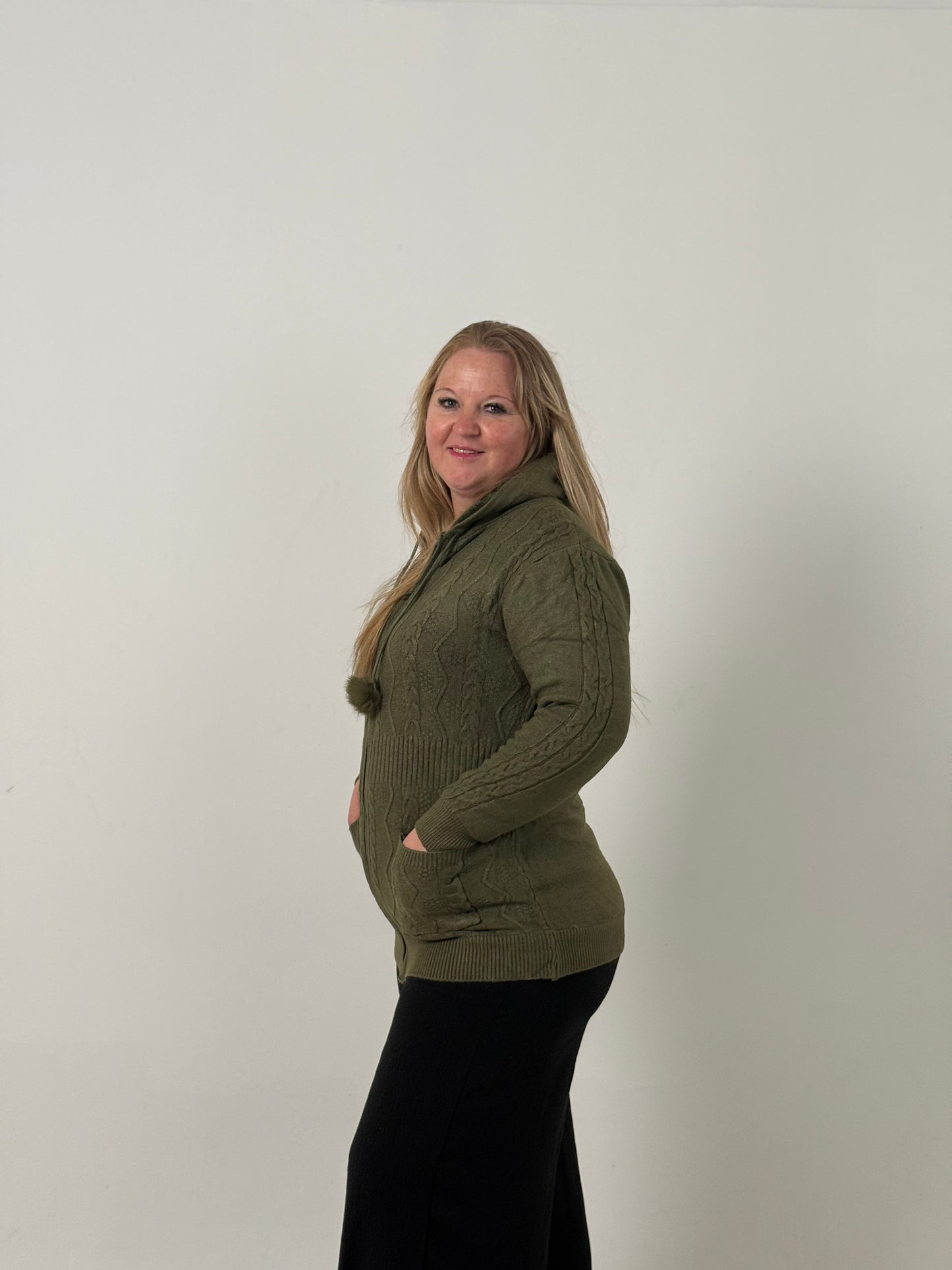 Campera Tejida Verde Oscuro con Cierre y Capucha – Cómoda y Abrigada