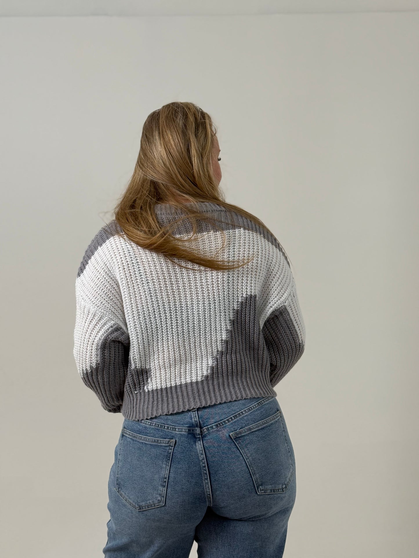Sweater Crop Tejido Bicolor – Moderno y Súper Canchero