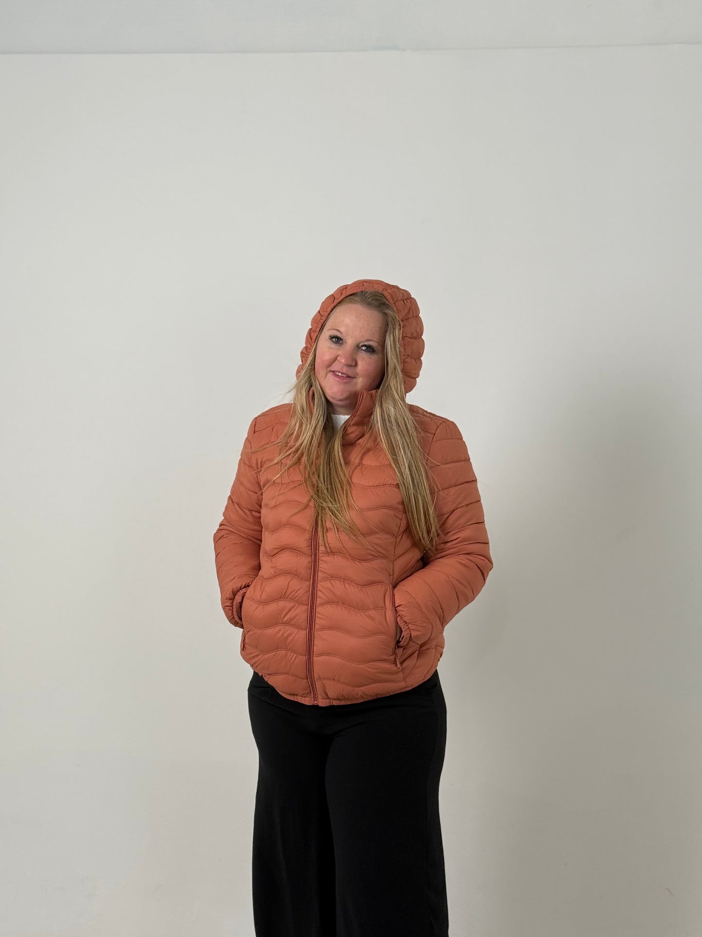 Campera Puffer con Capucha – Súper Abrigada y Liviana