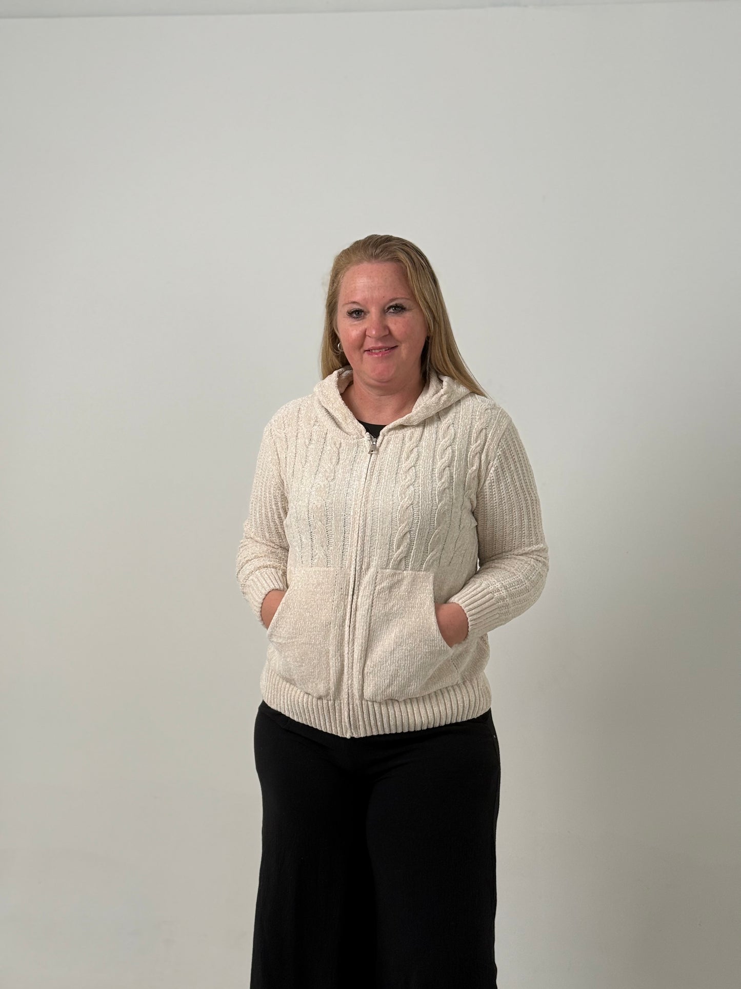 Campera Tejida con Capucha en Tono Natural – Abrigada y Versátil