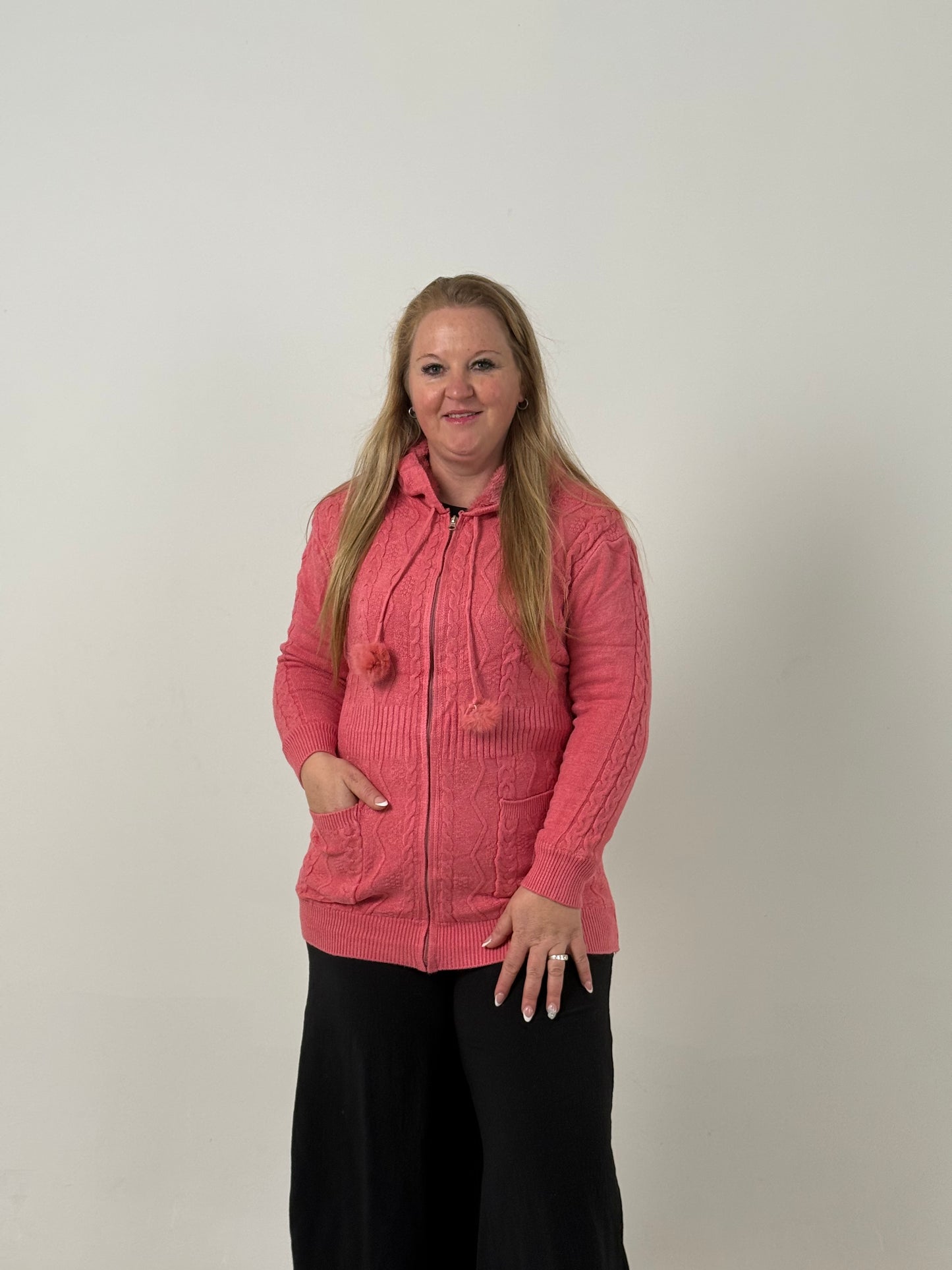 Campera Tejida Rosada con Cierre y Capucha – Cómoda y Abrigada